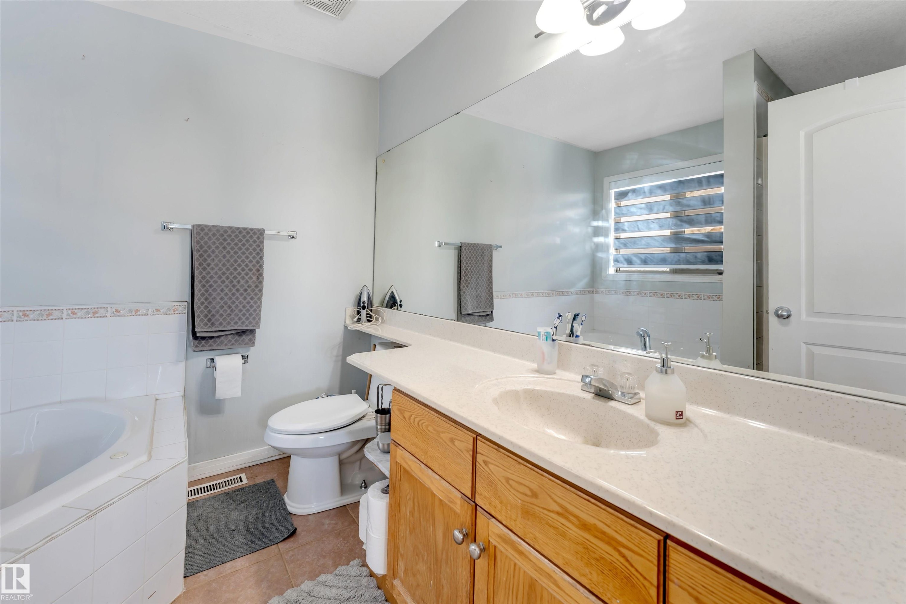 3139 34B Avenue, Edmonton, AB - Indoor Photo Showing Bathroom