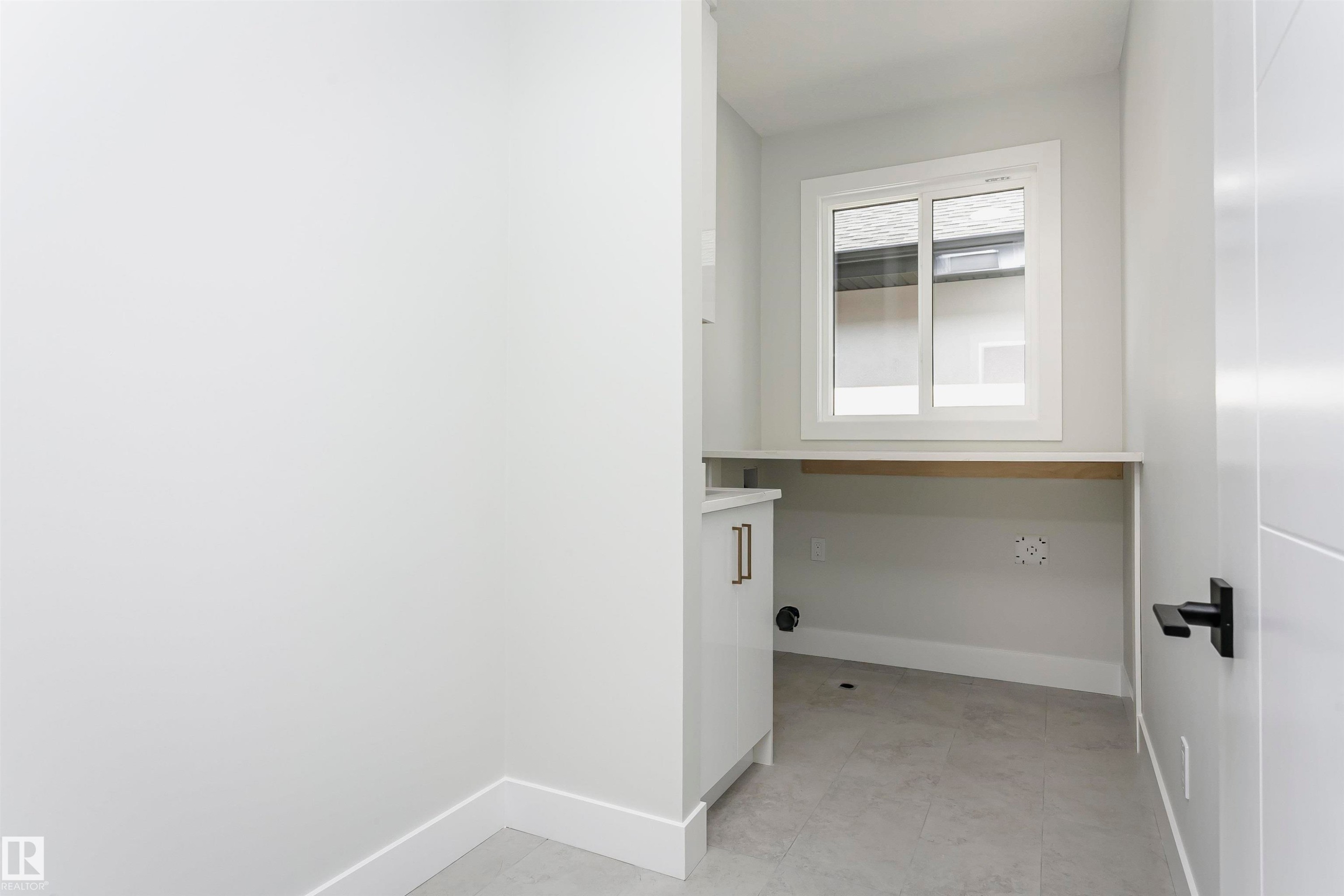 Laundry room with baseboards and a desk - 1723 19 Street, Edmonton, AB - Indoor Photo Showing Other Room