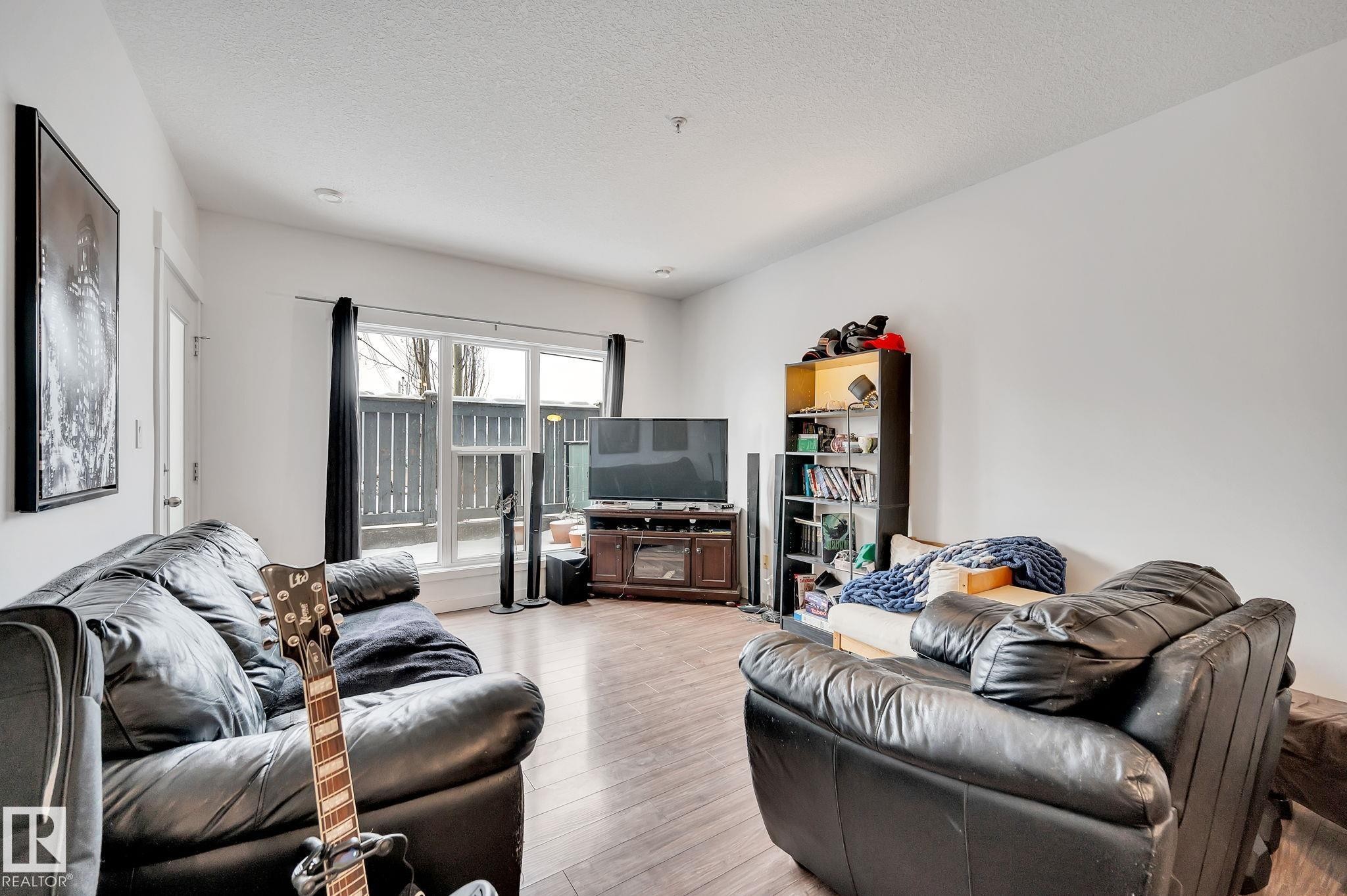 109 10518 113 Street, Edmonton, AB - Indoor Photo Showing Living Room