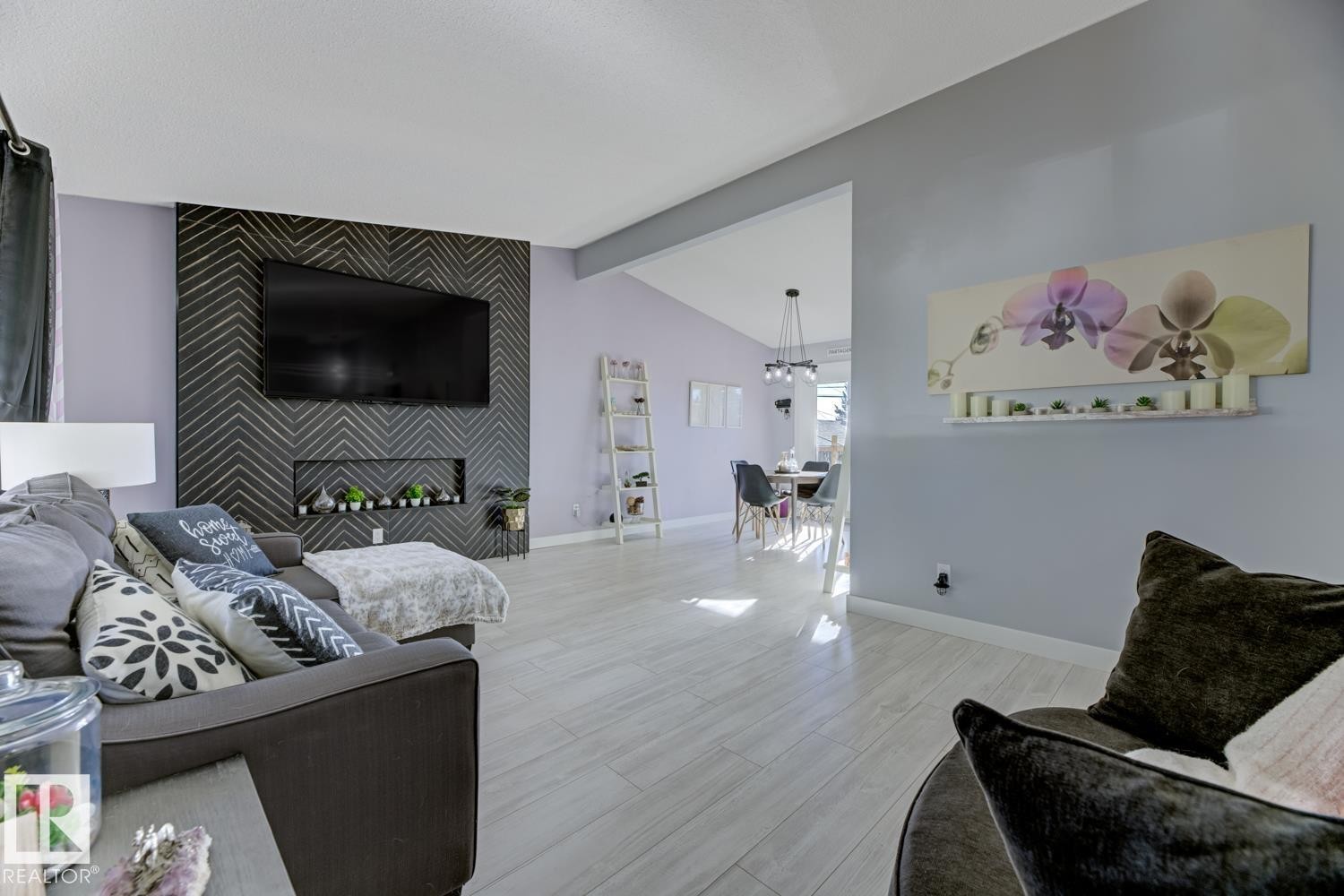 5707 89 Avenue, Edmonton, AB - Indoor Photo Showing Living Room