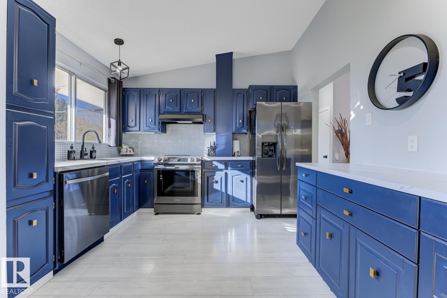 5707 89 Avenue, Edmonton, AB - Indoor Photo Showing Kitchen With Upgraded Kitchen