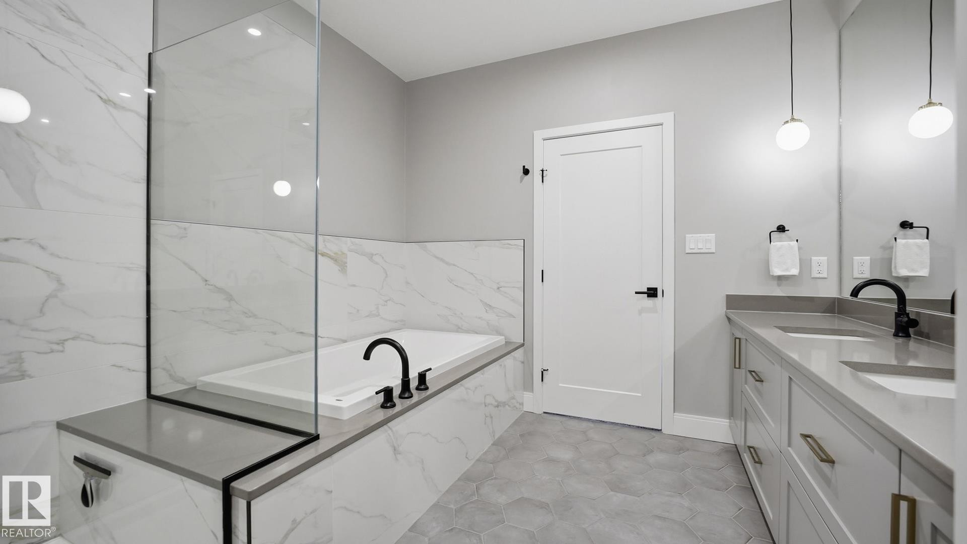 311 7463 May Common, Edmonton, AB - Indoor Photo Showing Bathroom