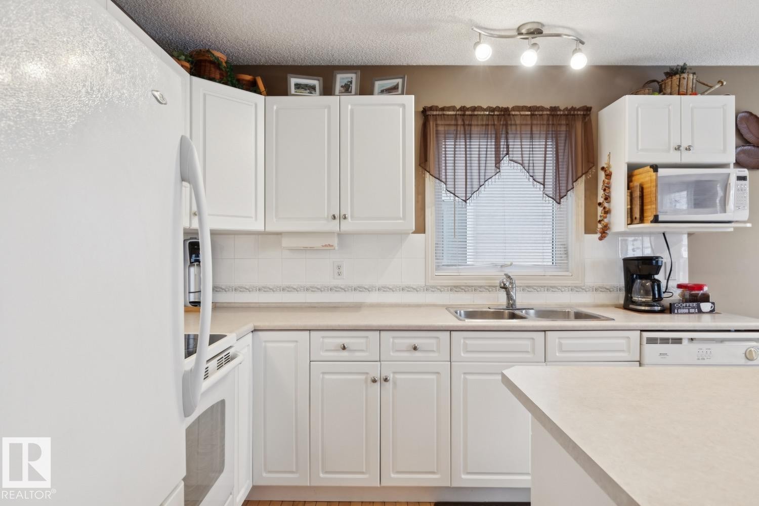5 4020 21 Street, Edmonton, AB - Indoor Photo Showing Kitchen With Double Sink