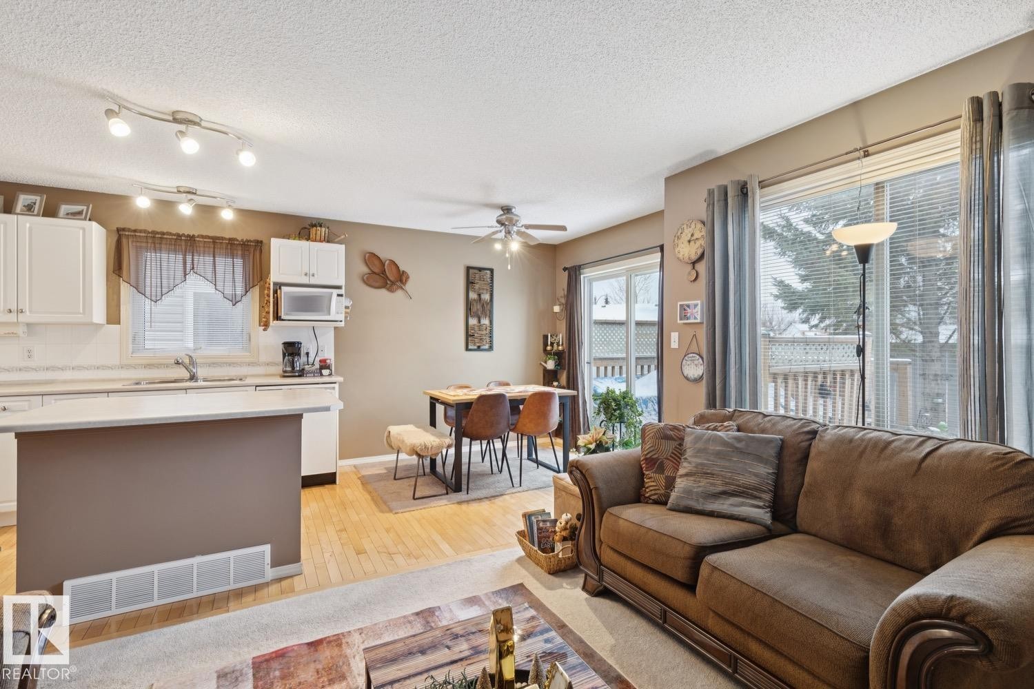 5 4020 21 Street, Edmonton, AB - Indoor Photo Showing Living Room
