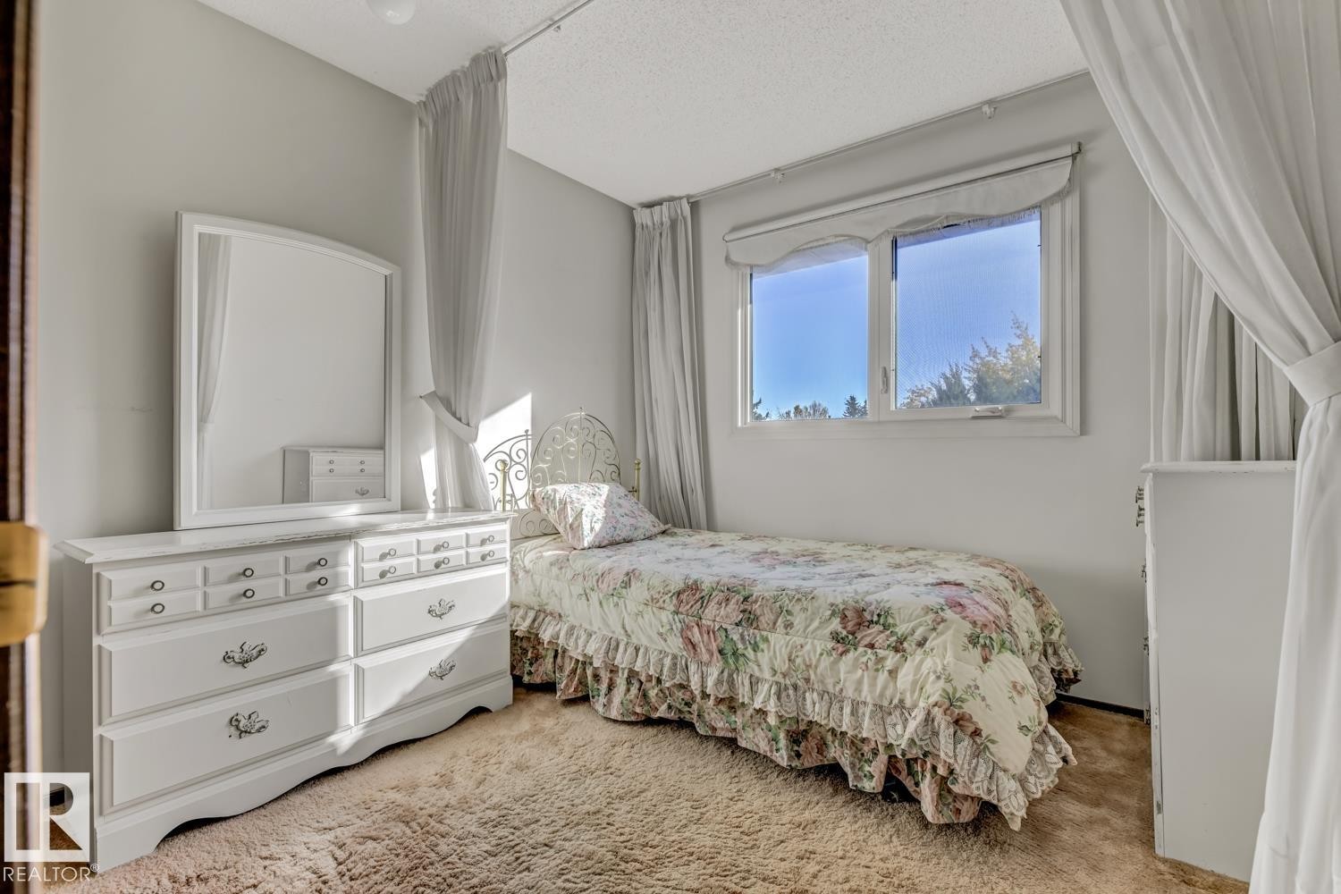 11105 20 Avenue, Edmonton, AB - Indoor Photo Showing Bedroom
