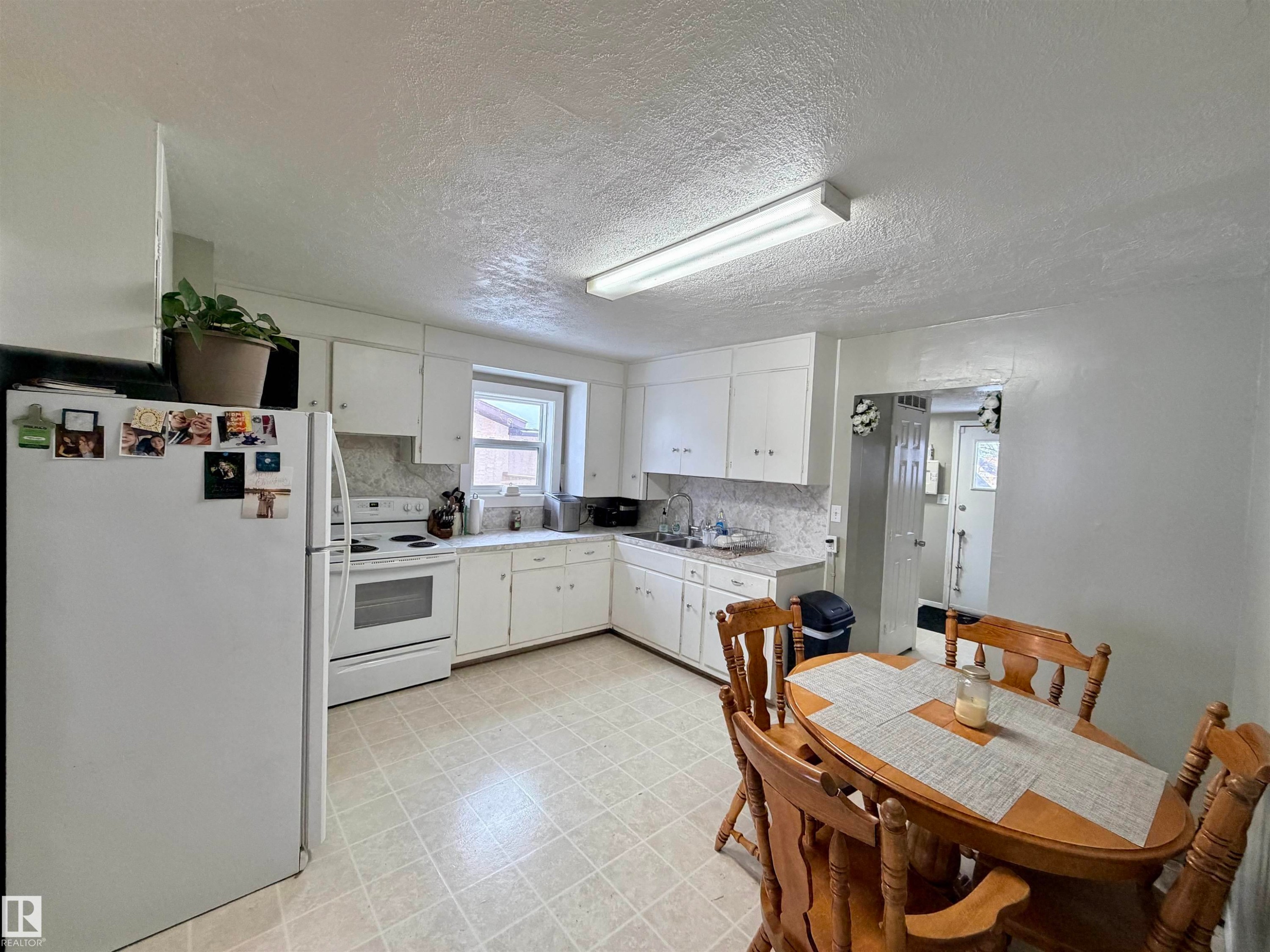 4725 44 Avenue, St. Paul Town, AB - Indoor Photo Showing Kitchen With Double Sink