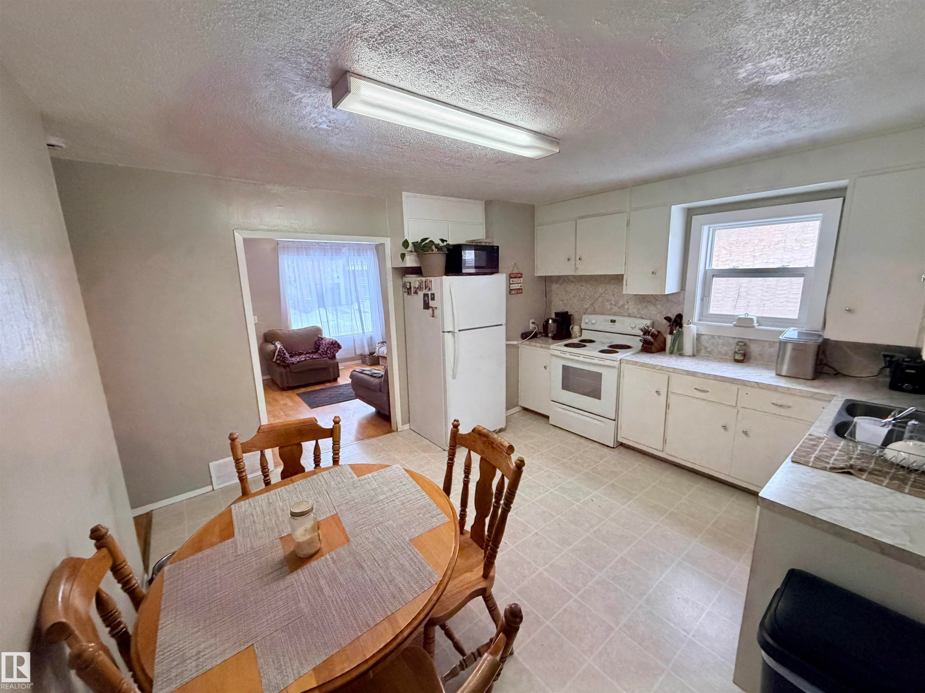 4725 44 Avenue, St. Paul Town, AB - Indoor Photo Showing Living Room