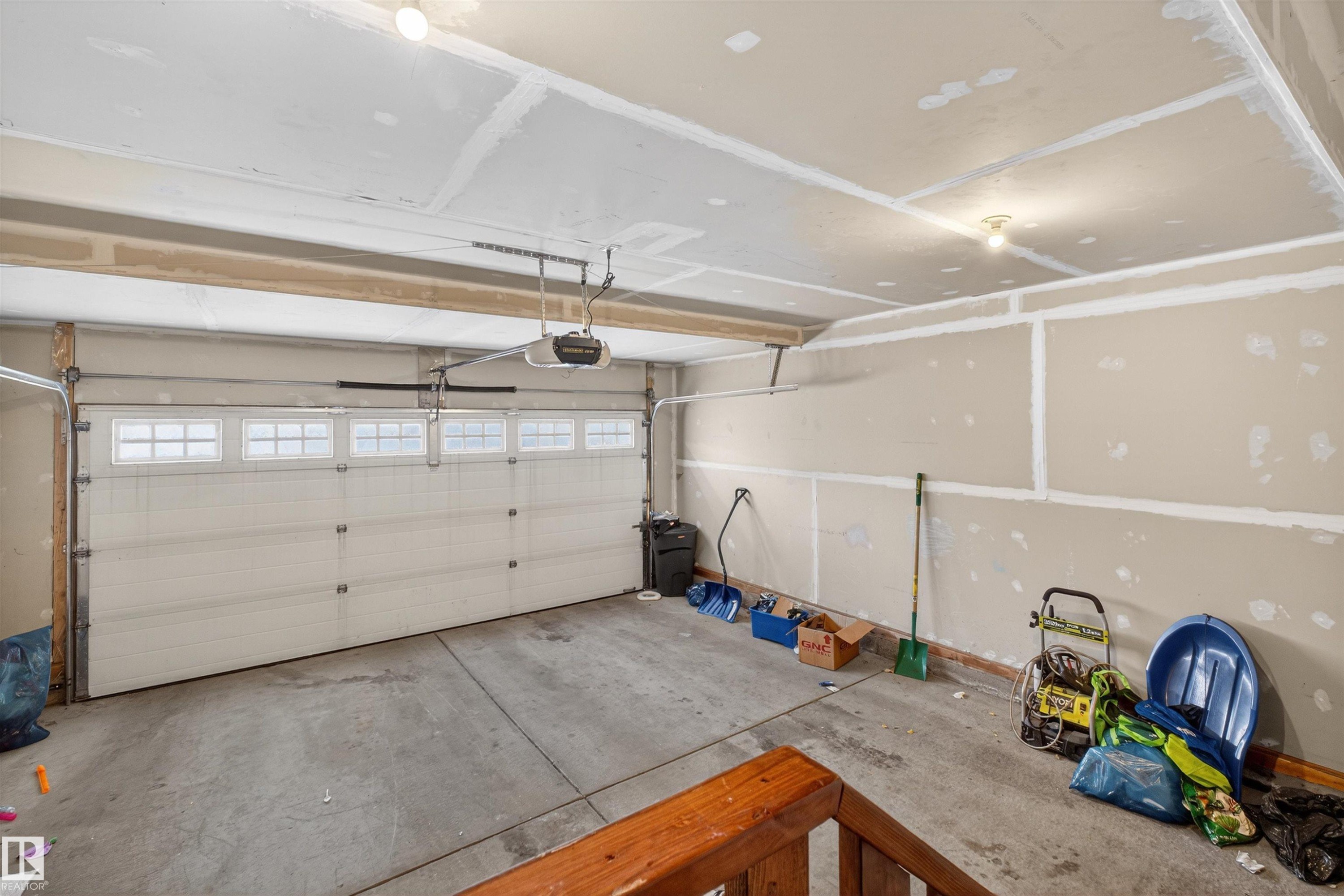 Garage featuring a garage door opener - 4723 Alwood Bend Bend Sw, Edmonton, AB - Indoor Photo Showing Garage