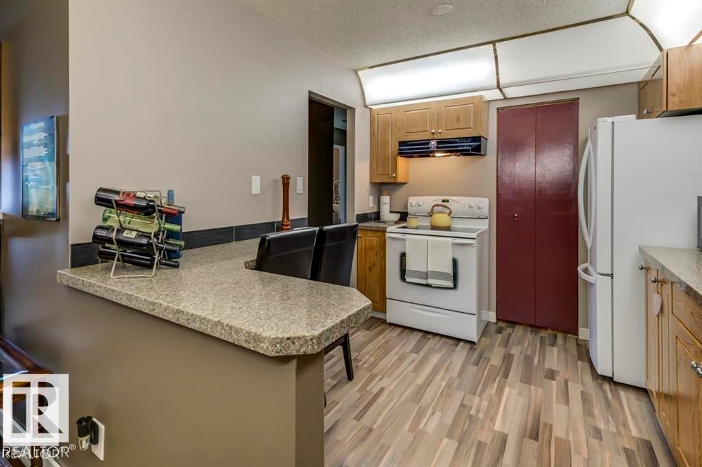 2346 151 Avenue, Edmonton, AB - Indoor Photo Showing Kitchen