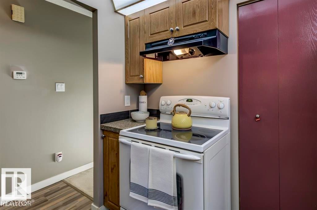 2346 151 Avenue, Edmonton, AB - Indoor Photo Showing Kitchen