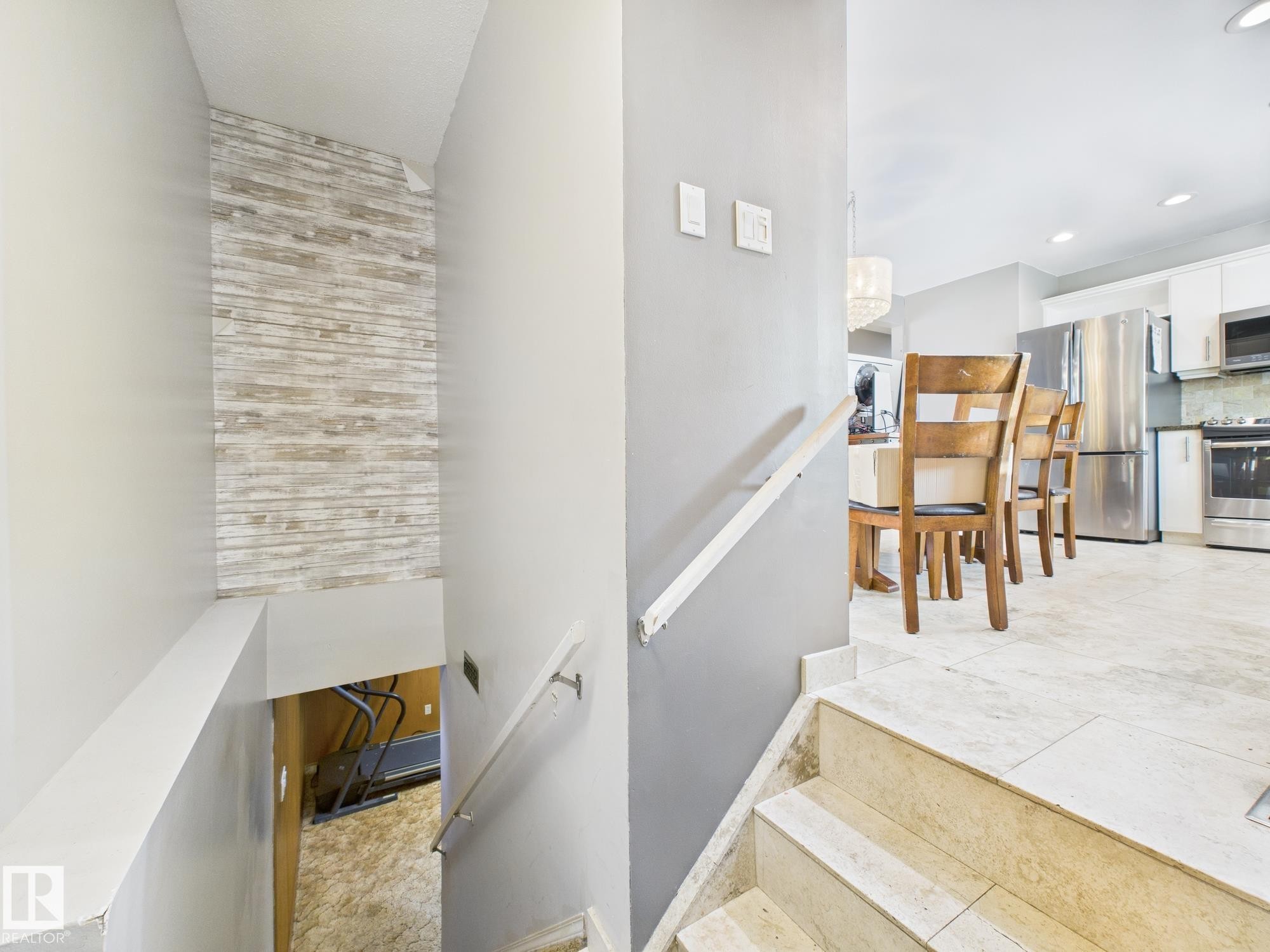 352 Huffman Crescent, Edmonton, AB - Indoor Photo Showing Other Room