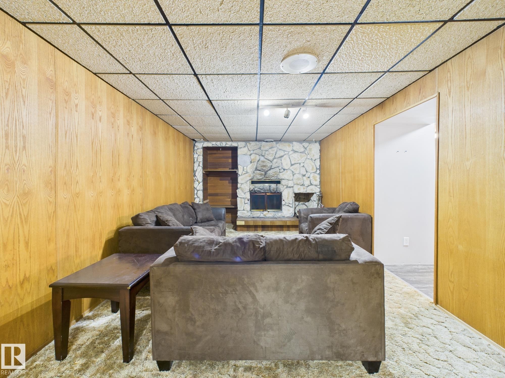 352 Huffman Crescent, Edmonton, AB - Indoor With Fireplace