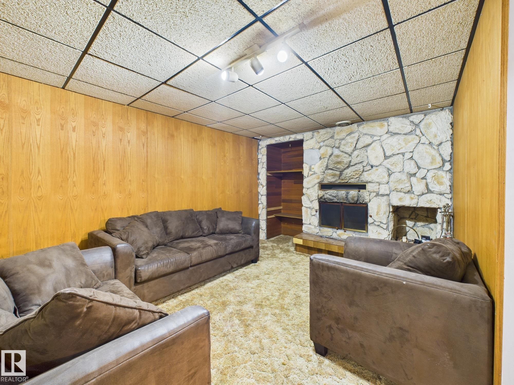 352 Huffman Crescent, Edmonton, AB - Indoor Photo Showing Living Room With Fireplace