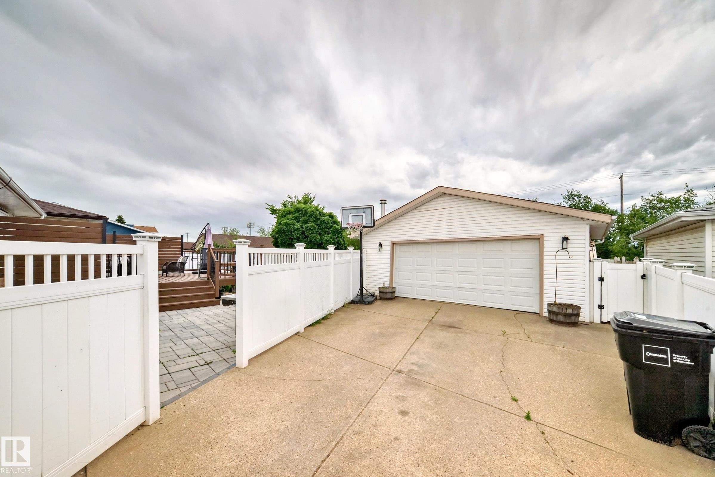 352 Huffman Crescent, Edmonton, AB - Outdoor With Exterior