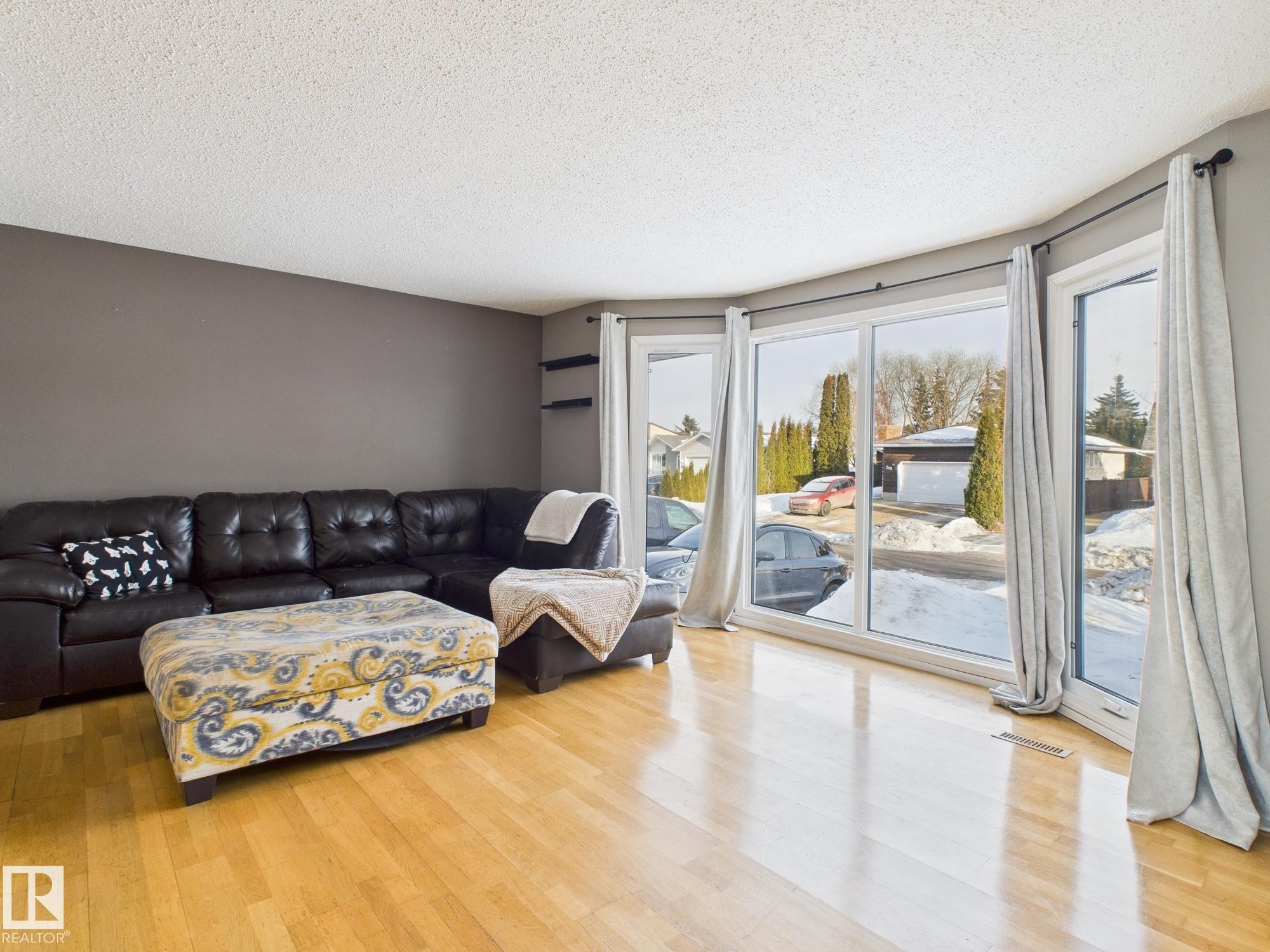 352 Huffman Crescent, Edmonton, AB - Indoor Photo Showing Living Room