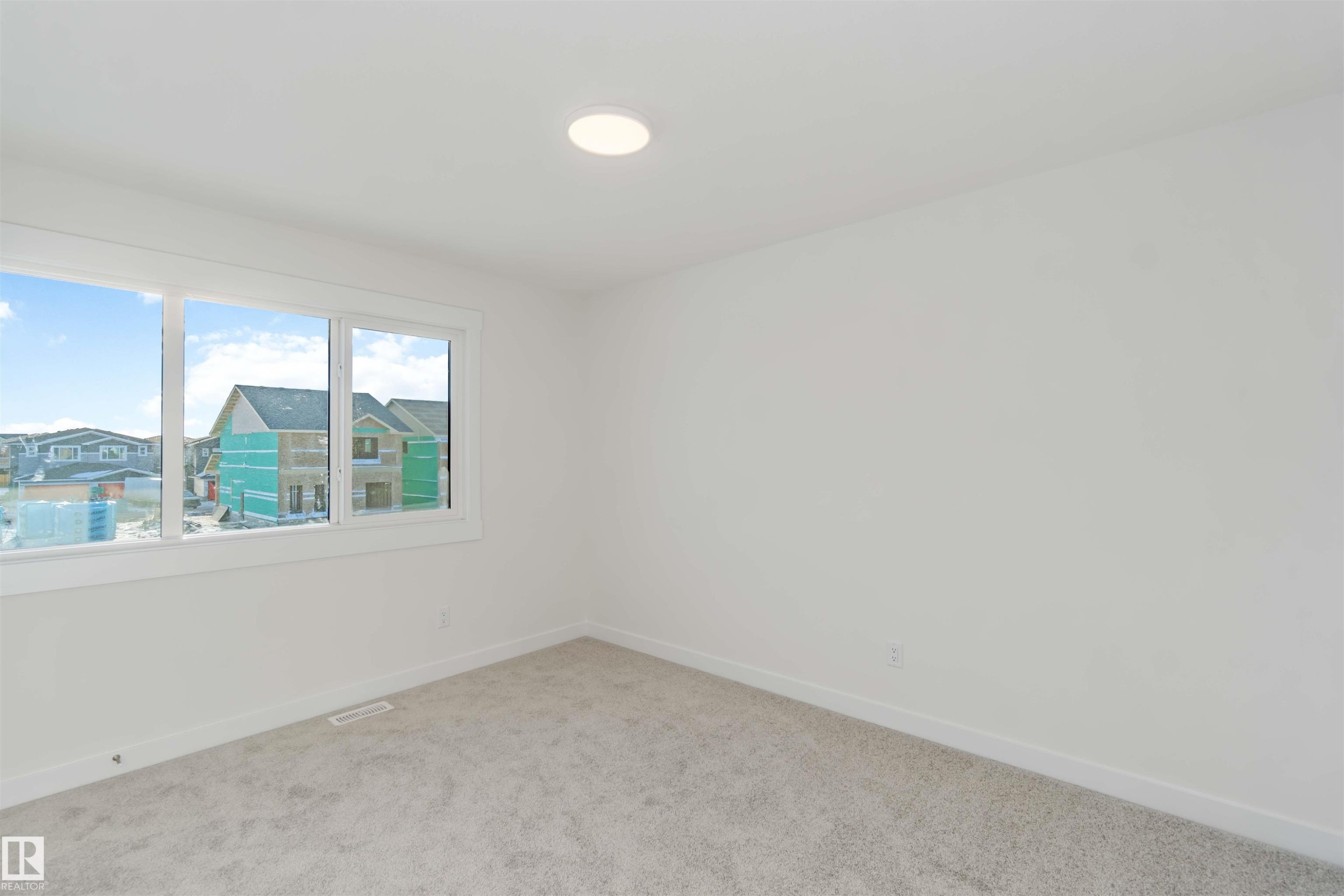 Spare room featuring baseboards and carpet flooring - 2215 4 Avenue, Edmonton, AB - Indoor Photo Showing Other Room