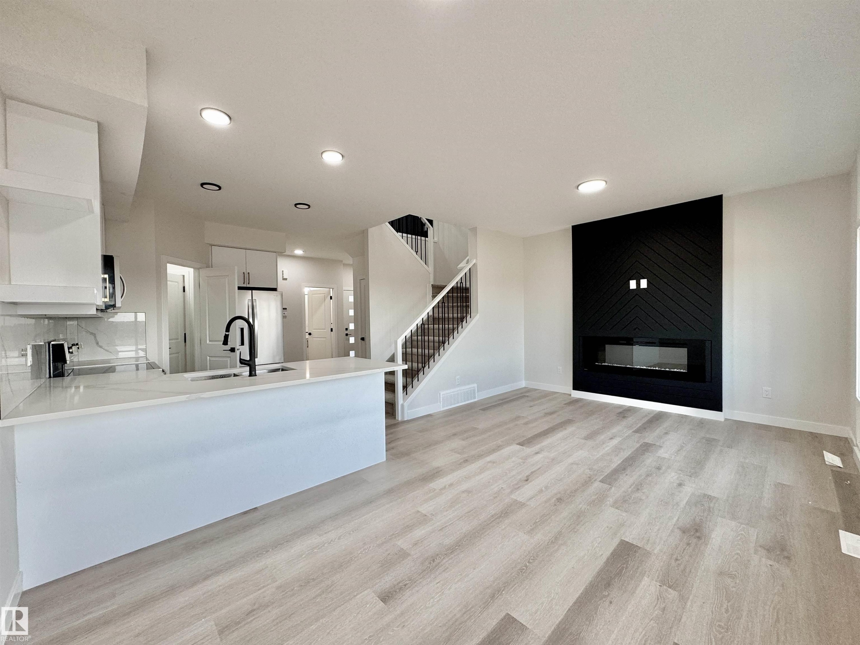 133 Pierwyck Loop, Spruce Grove, AB - Indoor Photo Showing Kitchen With Upgraded Kitchen