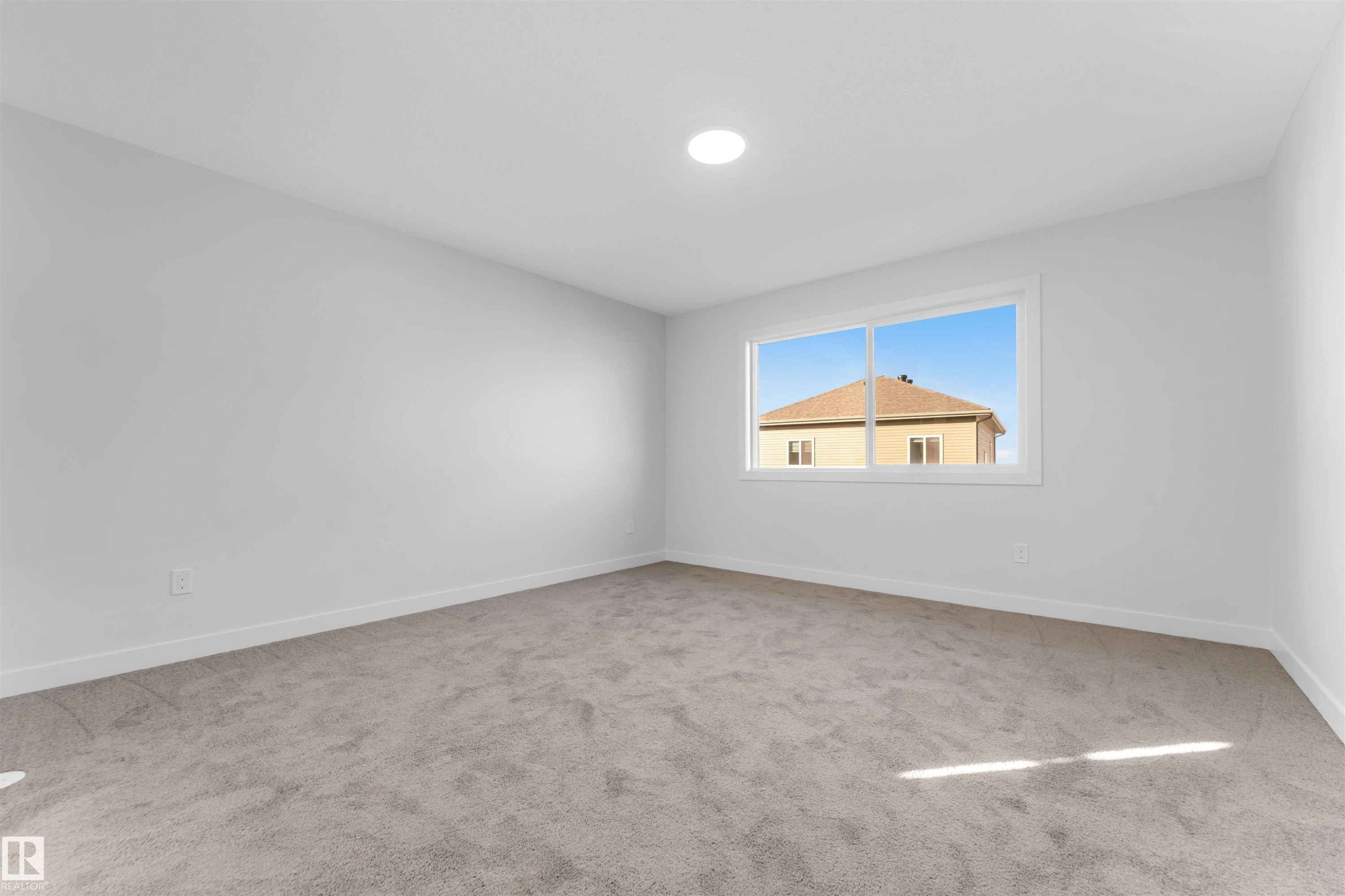 911 18 Avenue, Edmonton, AB - Indoor Photo Showing Other Room