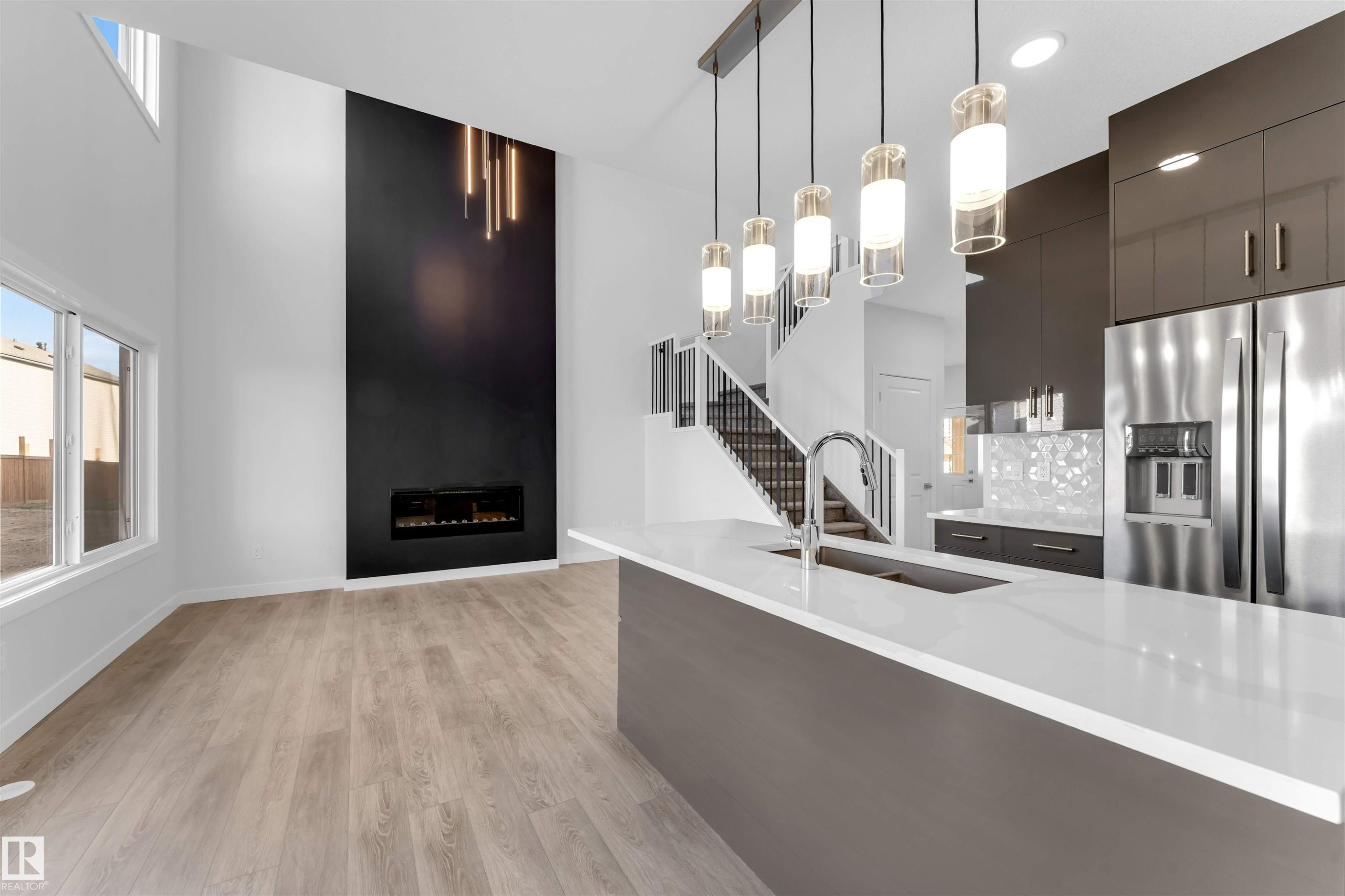 911 18 Avenue, Edmonton, AB - Indoor Photo Showing Kitchen With Upgraded Kitchen