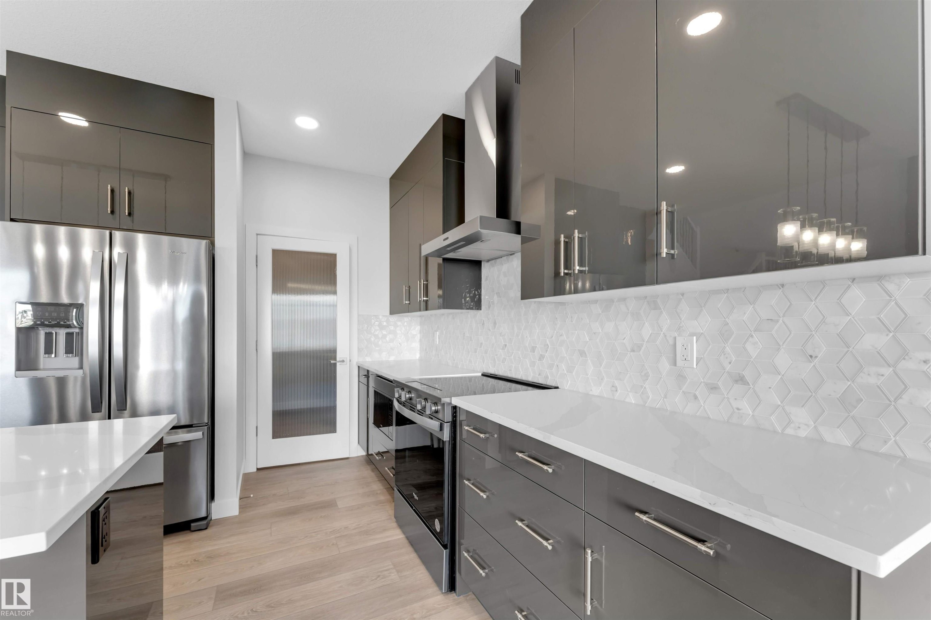 911 18 Avenue, Edmonton, AB - Indoor Photo Showing Kitchen With Upgraded Kitchen