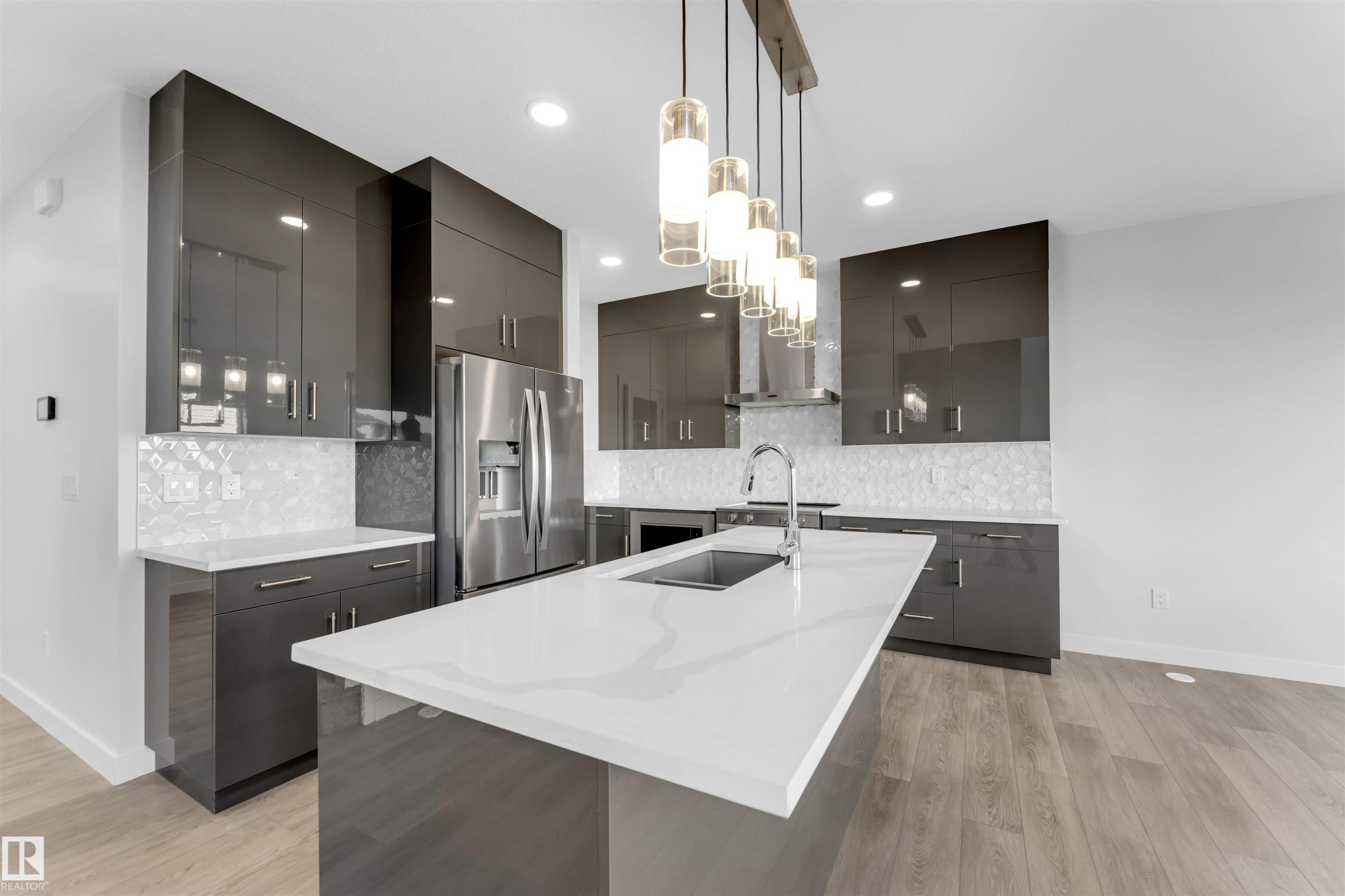 911 18 Avenue, Edmonton, AB - Indoor Photo Showing Kitchen With Upgraded Kitchen