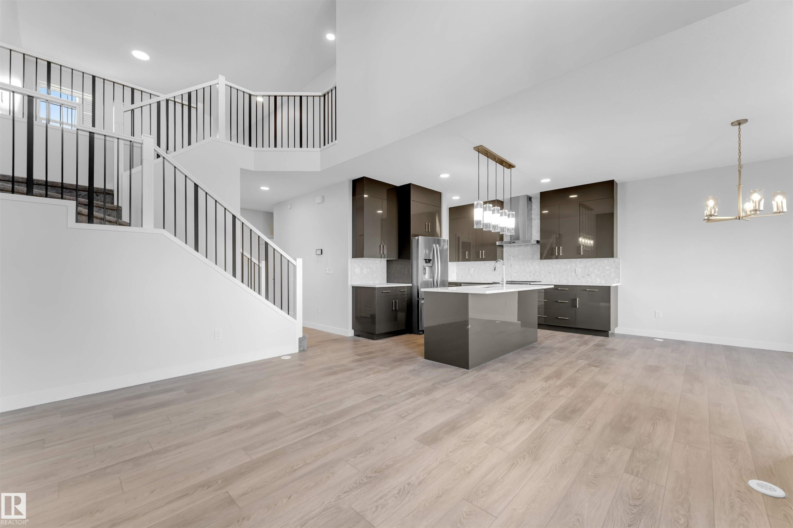 911 18 Avenue, Edmonton, AB - Indoor Photo Showing Kitchen