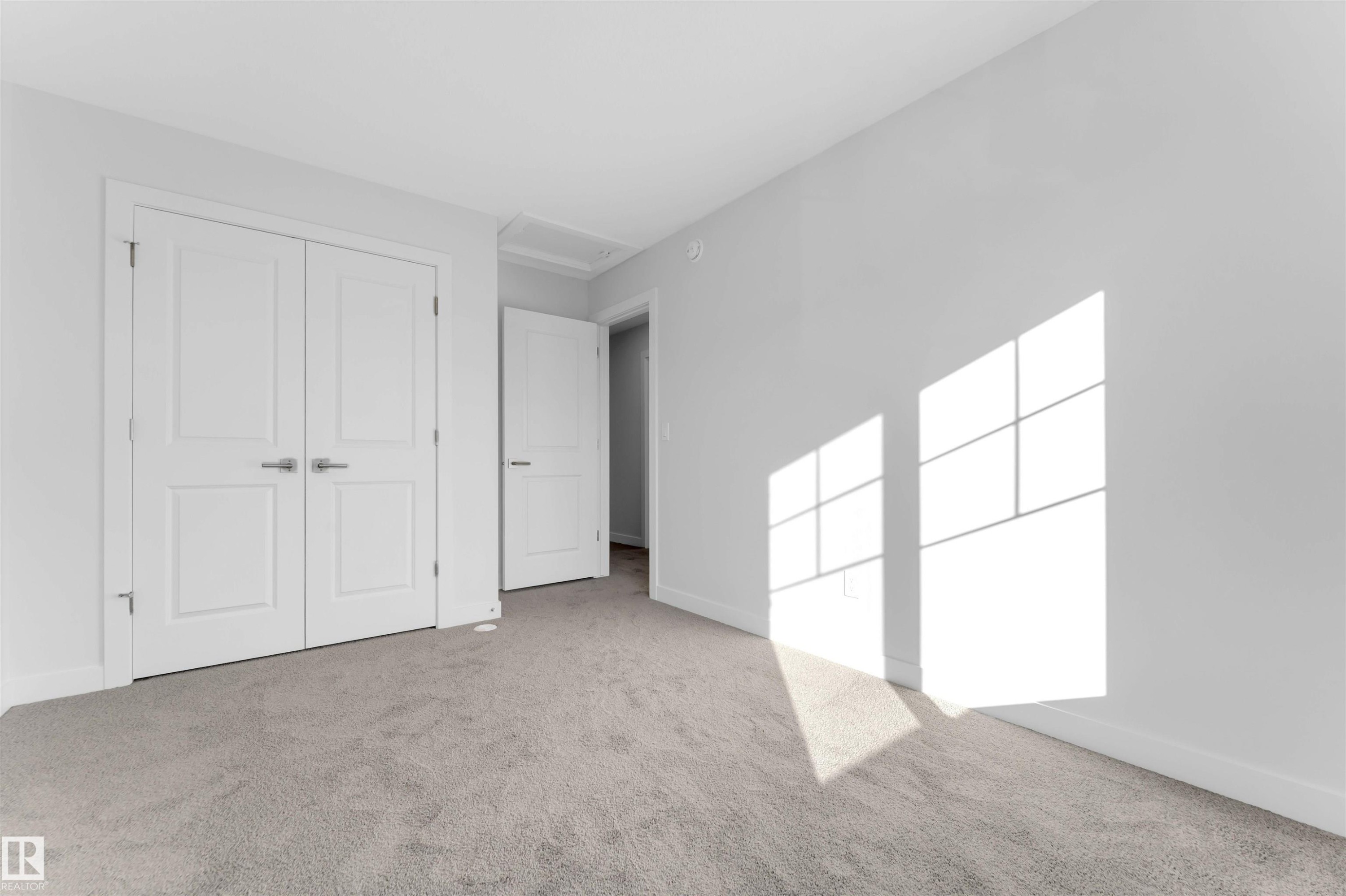 911 18 Avenue, Edmonton, AB - Indoor Photo Showing Other Room