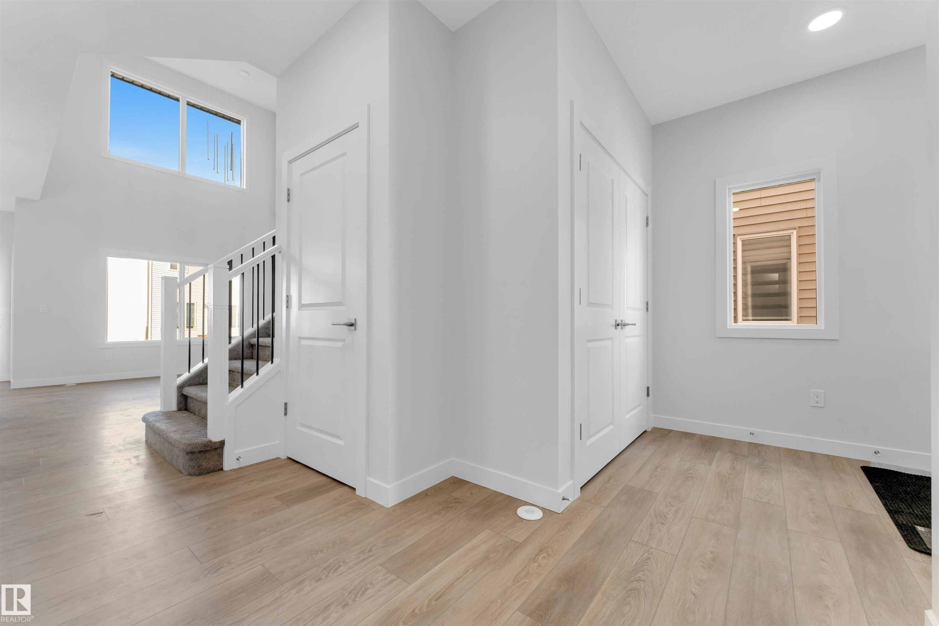 911 18 Avenue, Edmonton, AB - Indoor Photo Showing Other Room