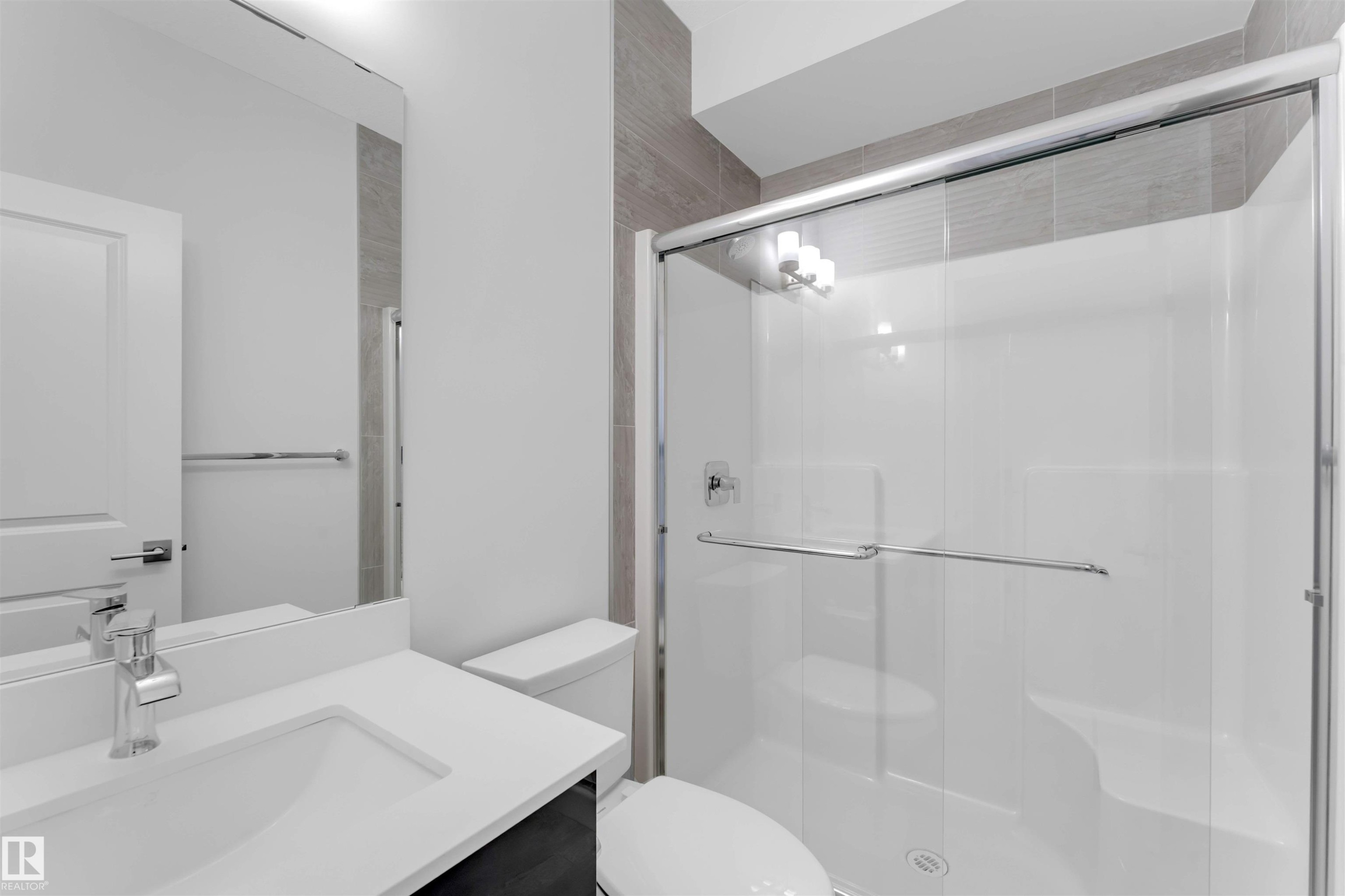 911 18 Avenue, Edmonton, AB - Indoor Photo Showing Bathroom