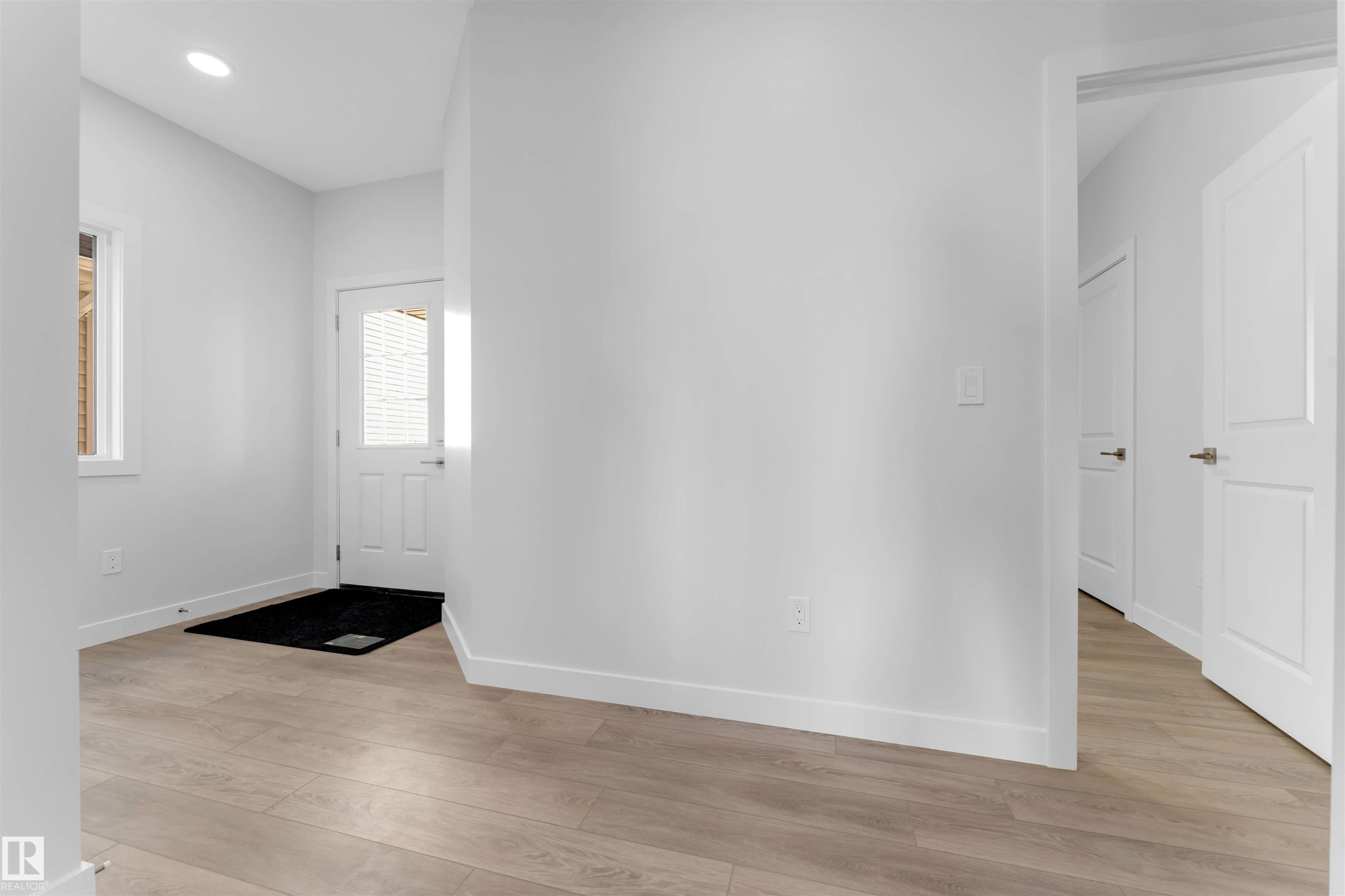 911 18 Avenue, Edmonton, AB - Indoor Photo Showing Other Room