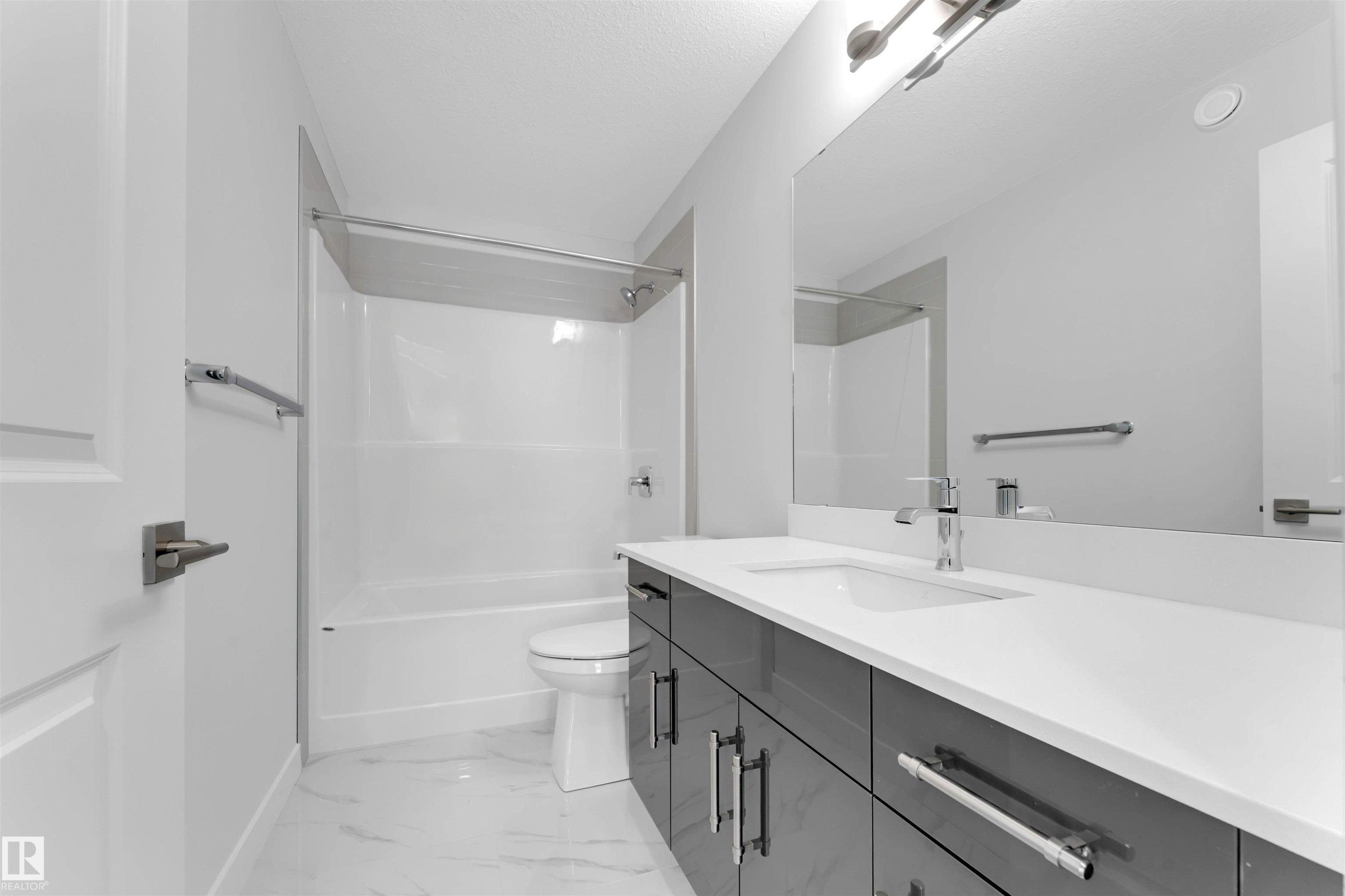911 18 Avenue, Edmonton, AB - Indoor Photo Showing Bathroom