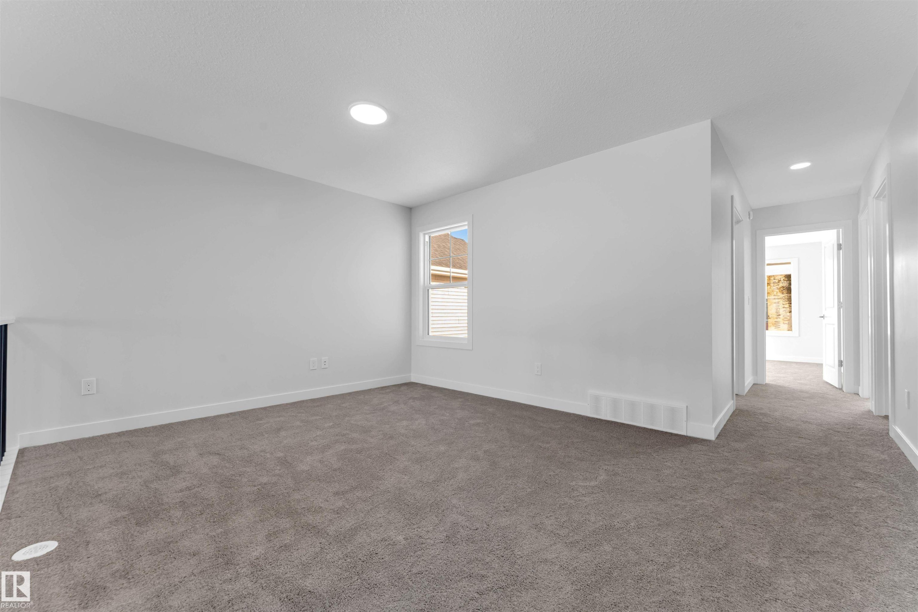 935 18 Avenue, Edmonton, AB - Indoor Photo Showing Other Room