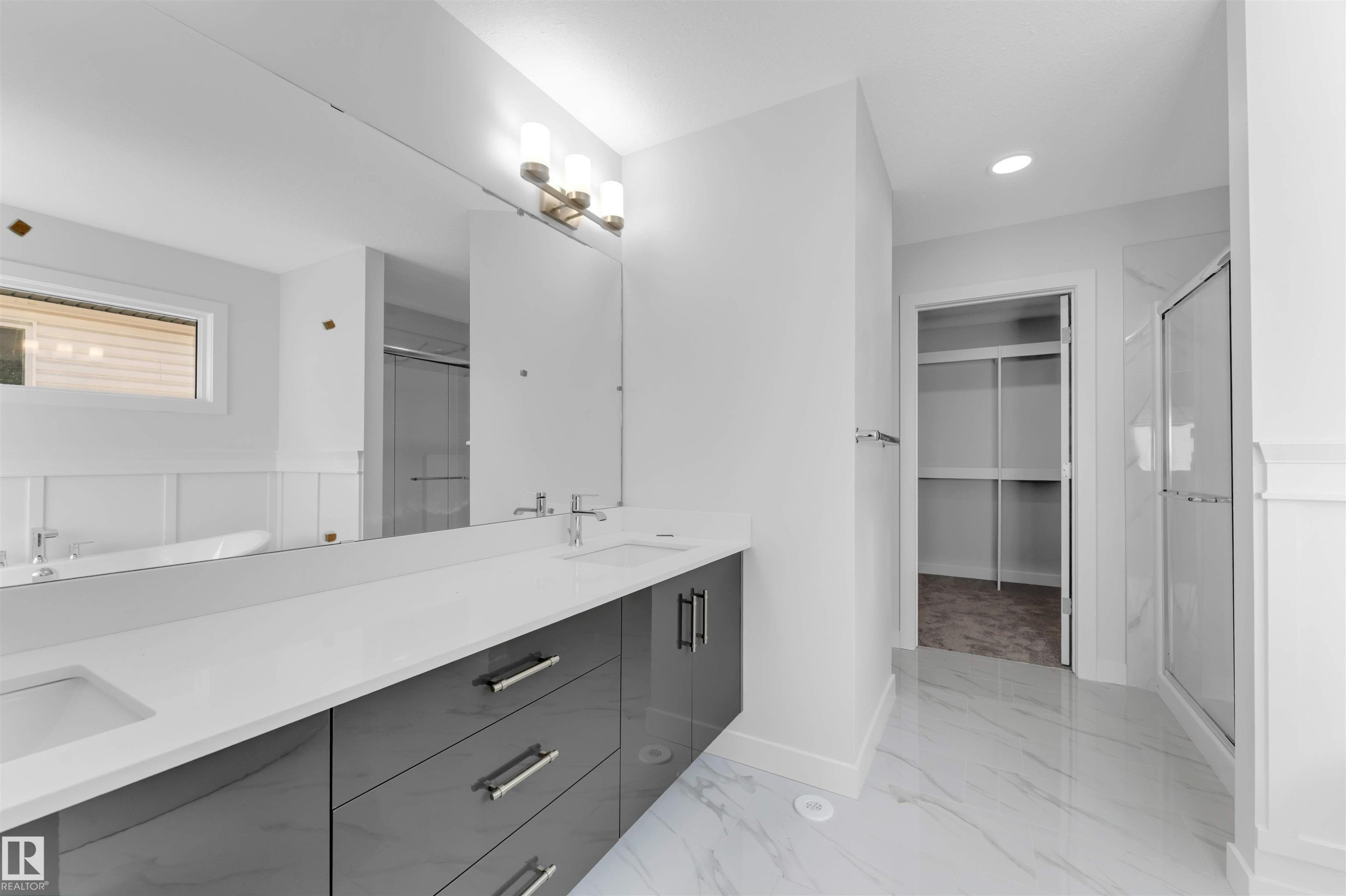 935 18 Avenue, Edmonton, AB - Indoor Photo Showing Bathroom