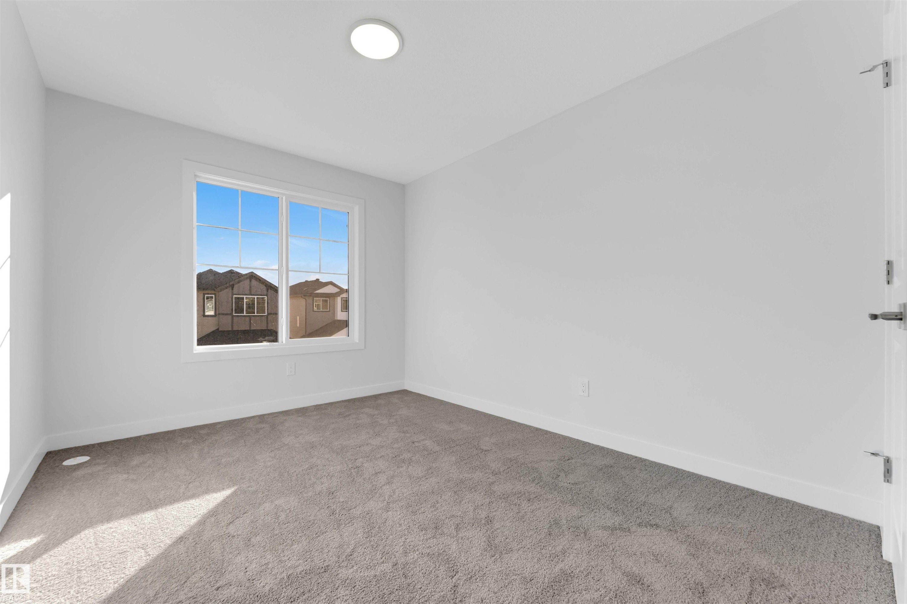 935 18 Avenue, Edmonton, AB - Indoor Photo Showing Other Room