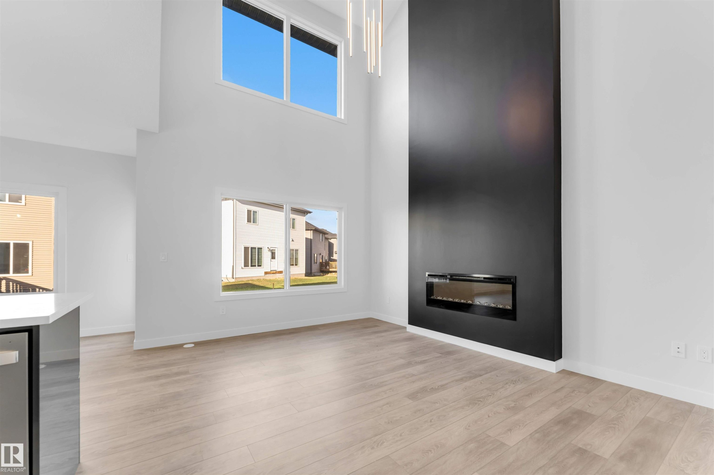 935 18 Avenue, Edmonton, AB - Indoor Photo Showing Living Room With Fireplace