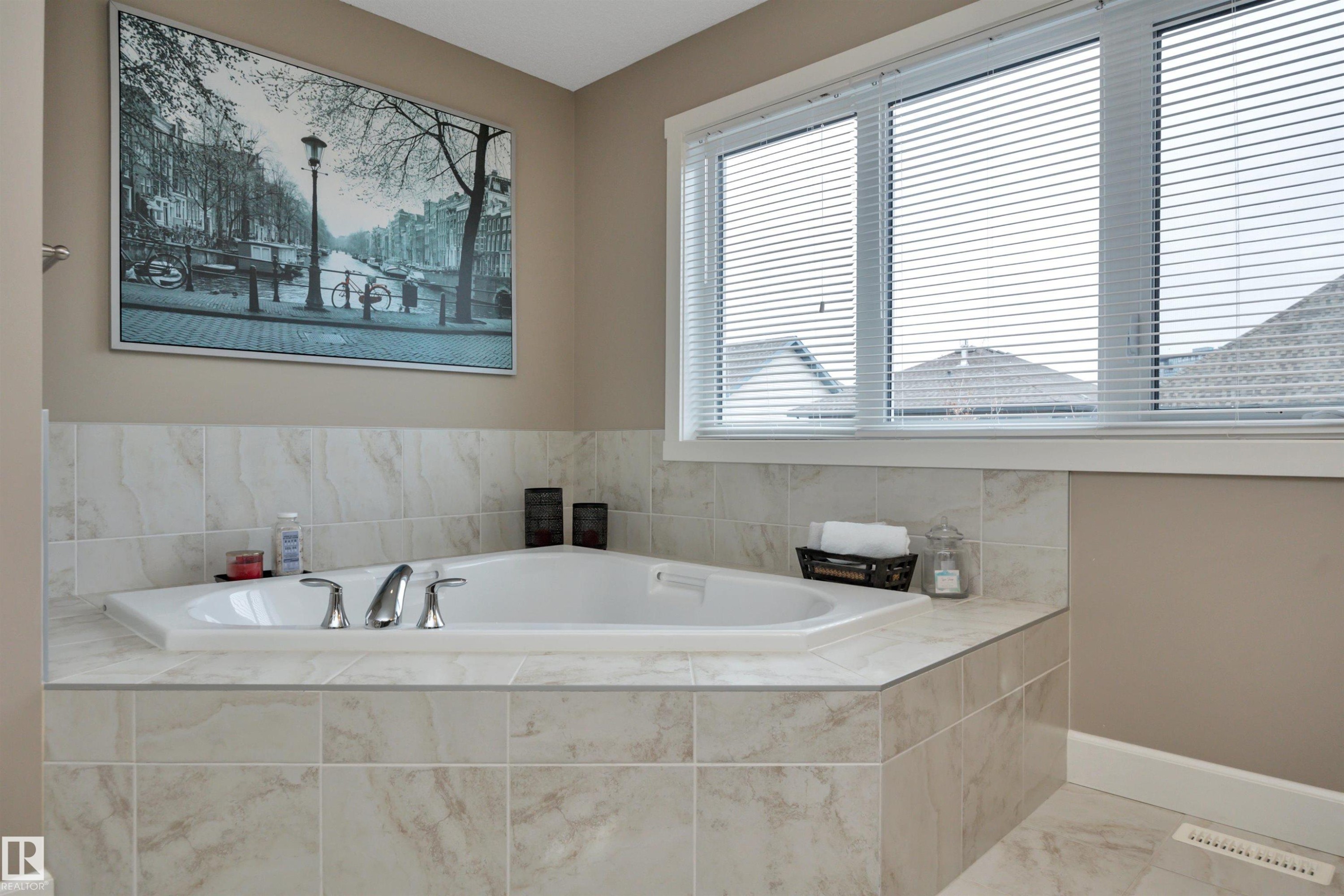 1958 Ainslie Link, Edmonton, AB - Indoor Photo Showing Bathroom