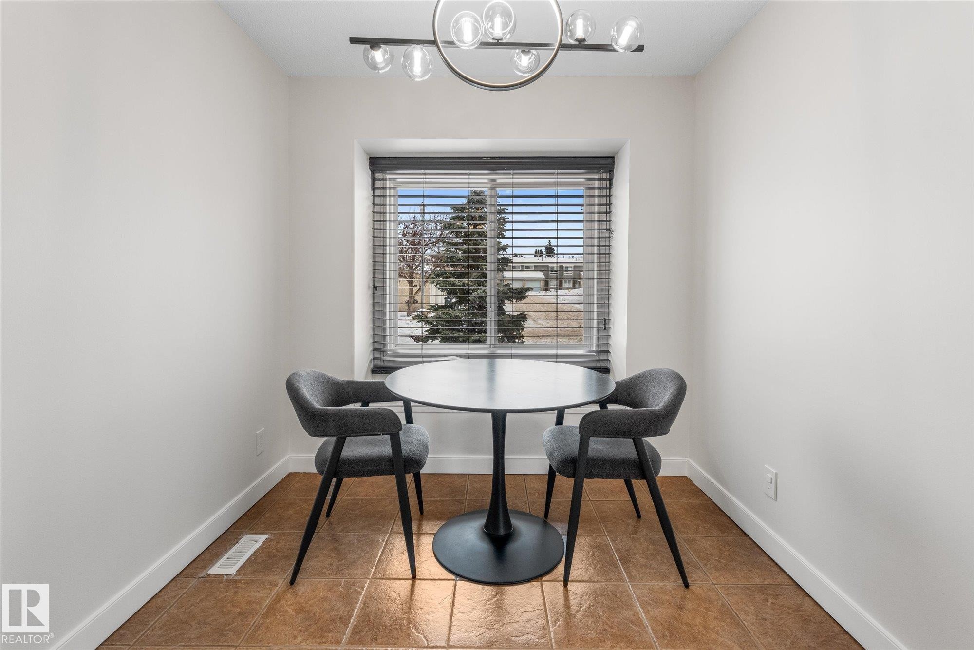 Dining room featuring a chandelier and baseboards - 289 Grandin Village, St. Albert, AB - Indoor