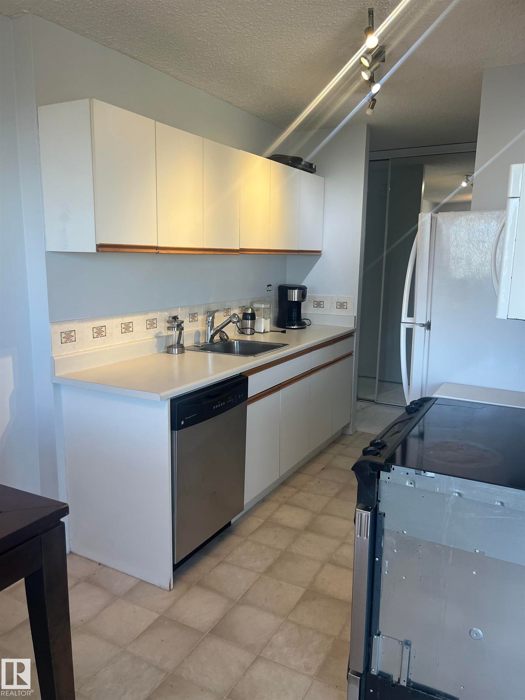 1504 10150 117 Street, Edmonton, AB - Indoor Photo Showing Kitchen