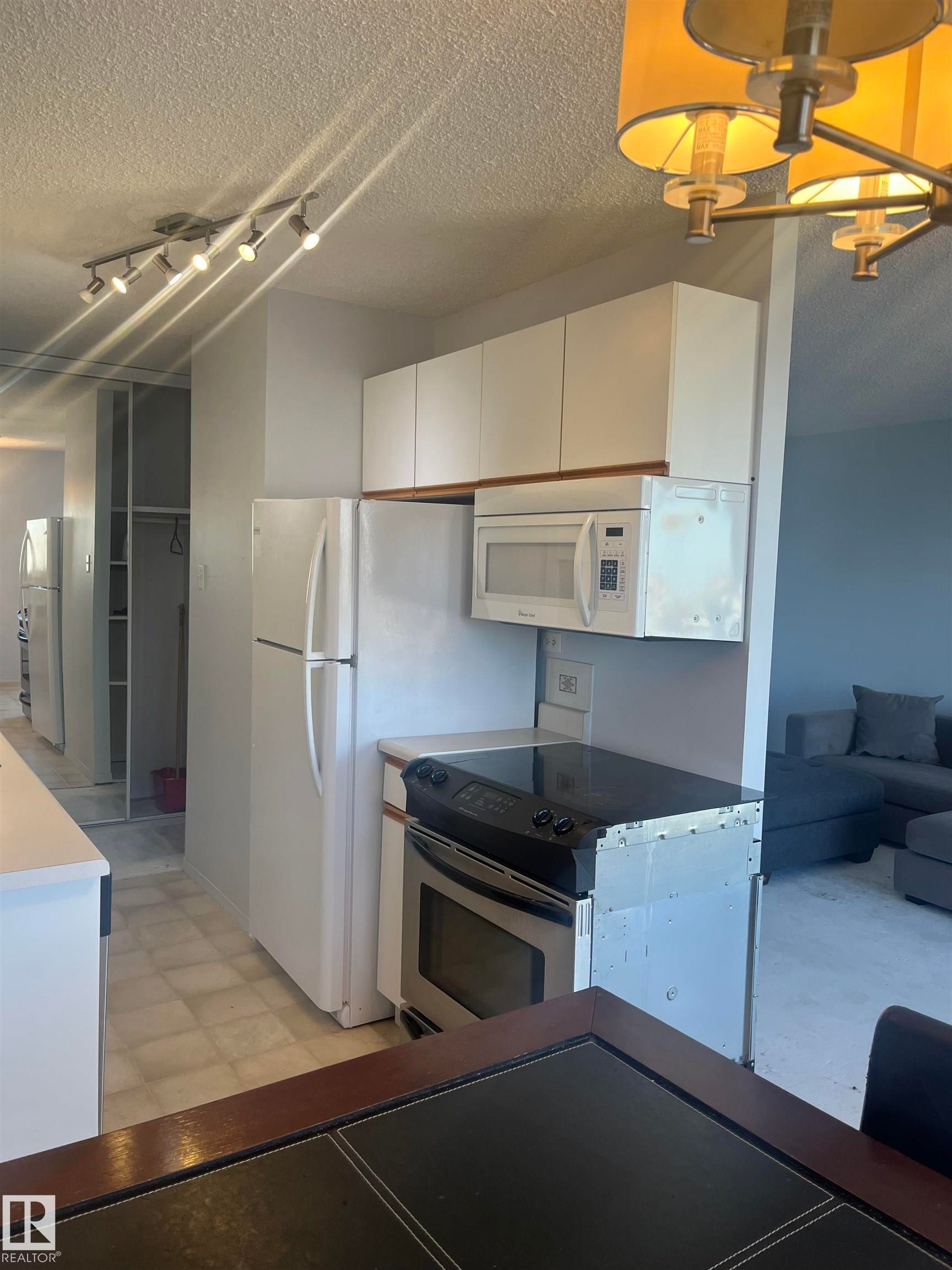 1504 10150 117 Street, Edmonton, AB - Indoor Photo Showing Kitchen