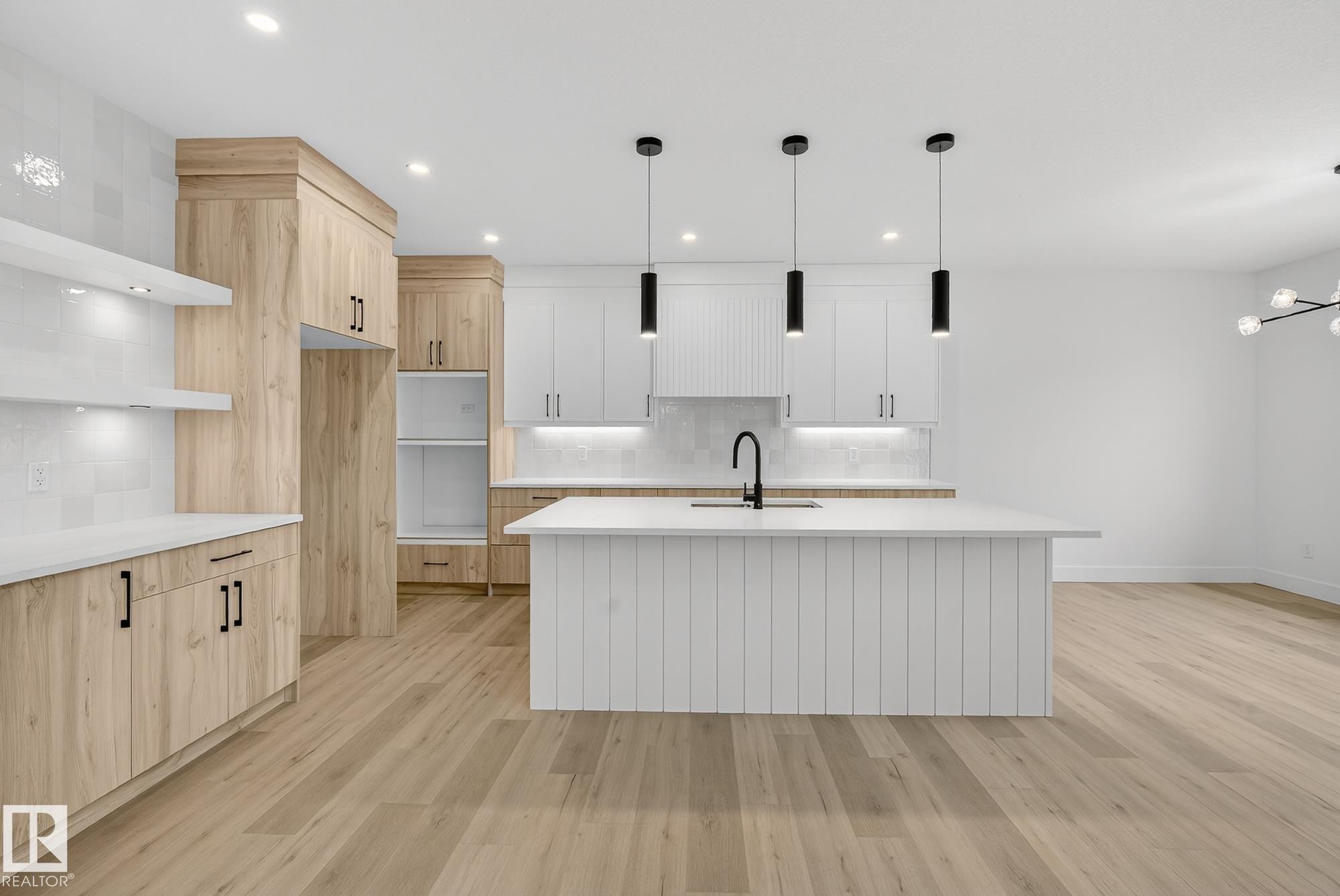 3306 Chickadee Drive, Edmonton, AB - Indoor Photo Showing Kitchen With Upgraded Kitchen