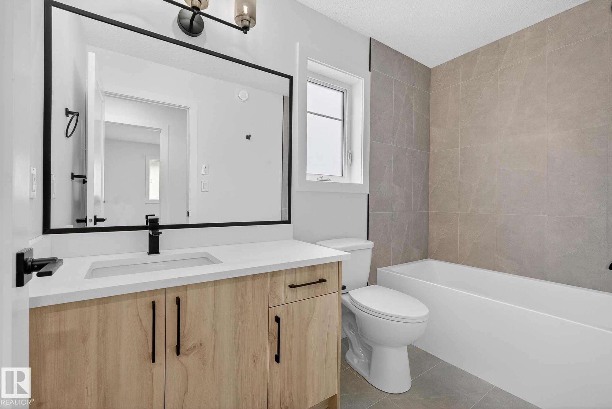 3306 Chickadee Drive, Edmonton, AB - Indoor Photo Showing Bathroom