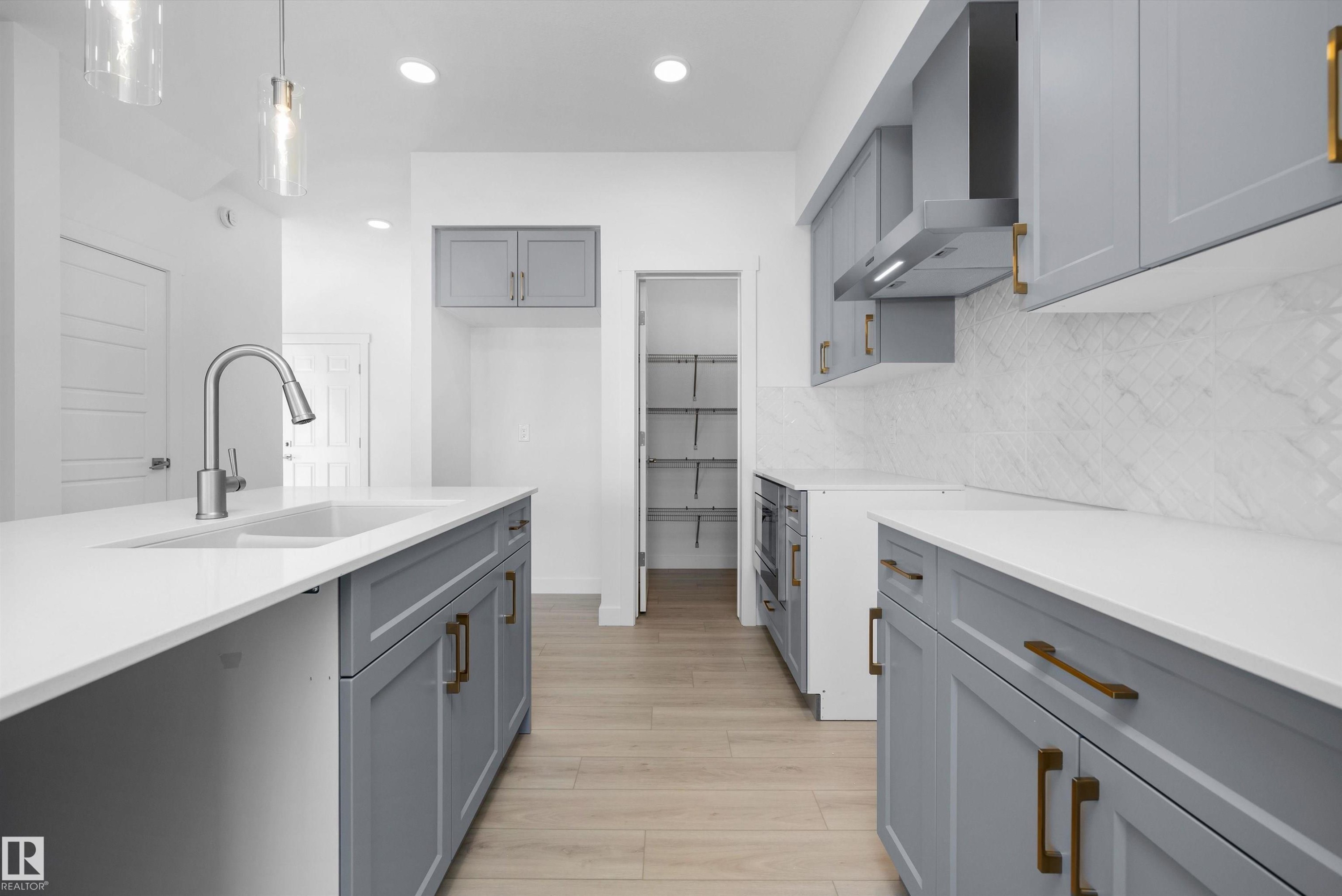 4182 Kinglet Drive, Edmonton, AB - Indoor Photo Showing Kitchen With Upgraded Kitchen