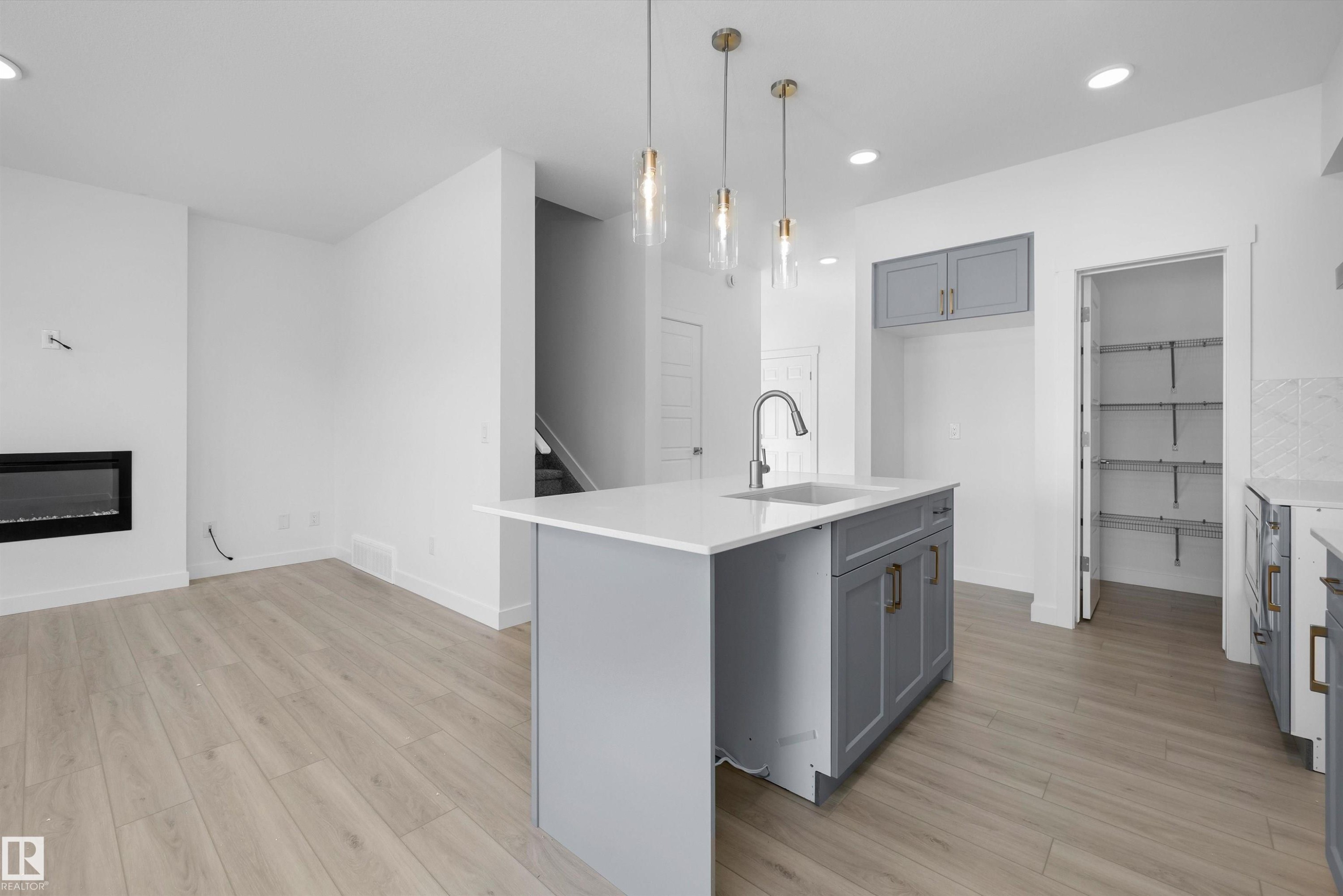 4182 Kinglet Drive, Edmonton, AB - Indoor Photo Showing Kitchen With Upgraded Kitchen