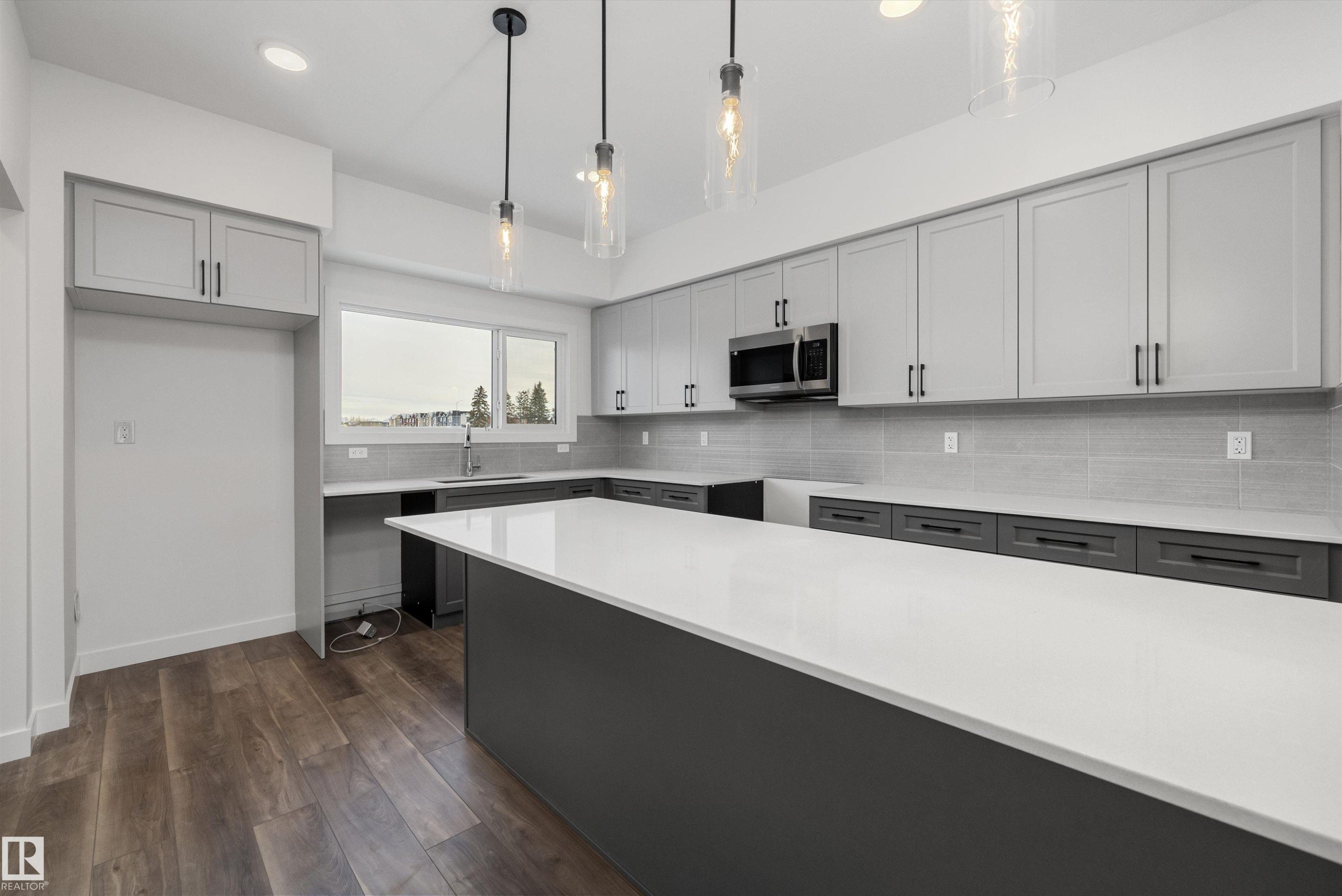 18131 85 Street, Edmonton, AB - Indoor Photo Showing Kitchen With Upgraded Kitchen