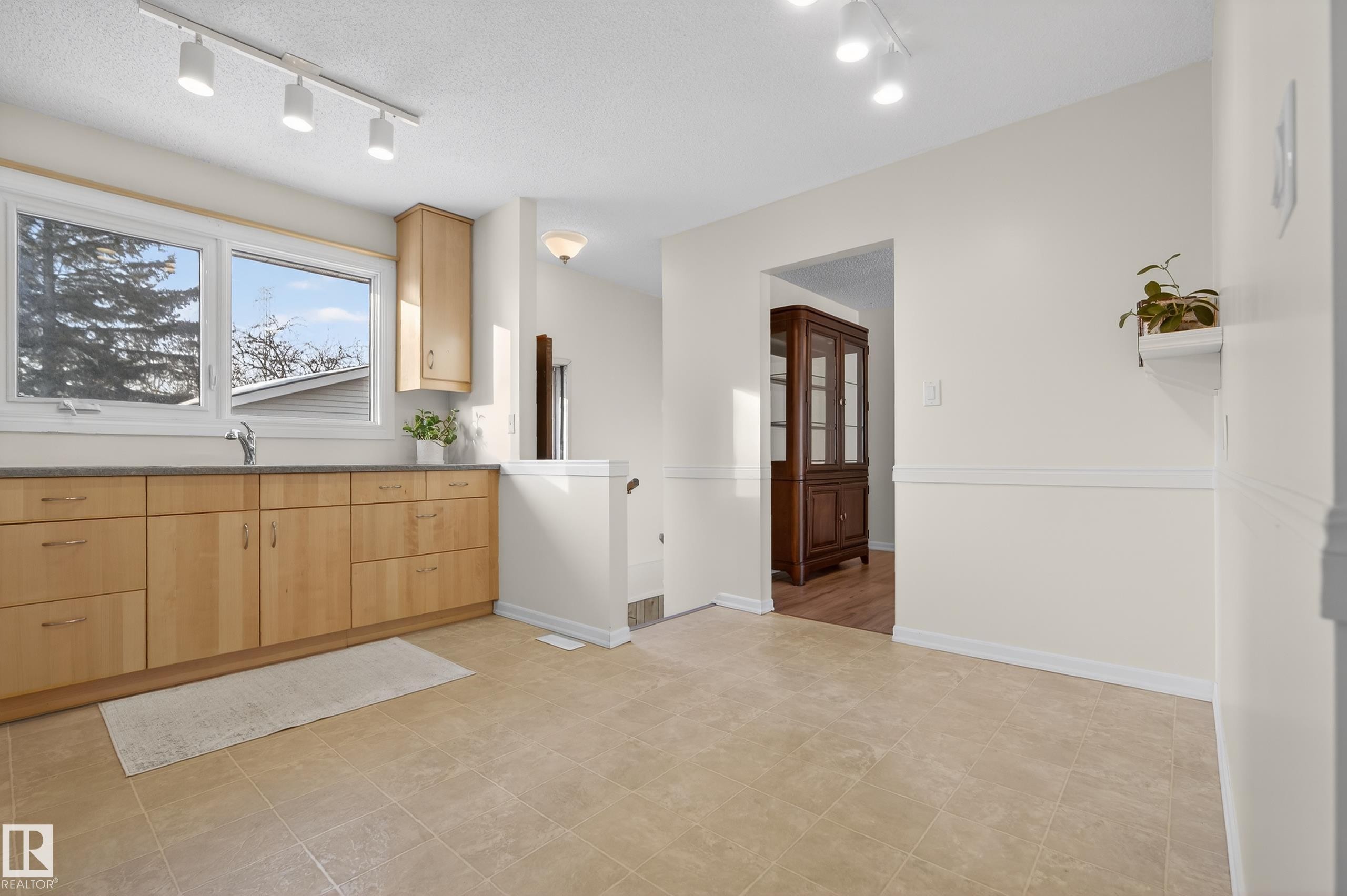 1704 89 Street, Edmonton, AB - Indoor