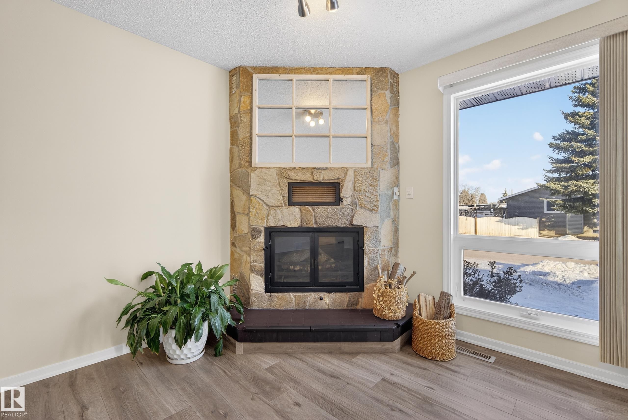 1704 89 Street, Edmonton, AB - Indoor Photo Showing Living Room With Fireplace