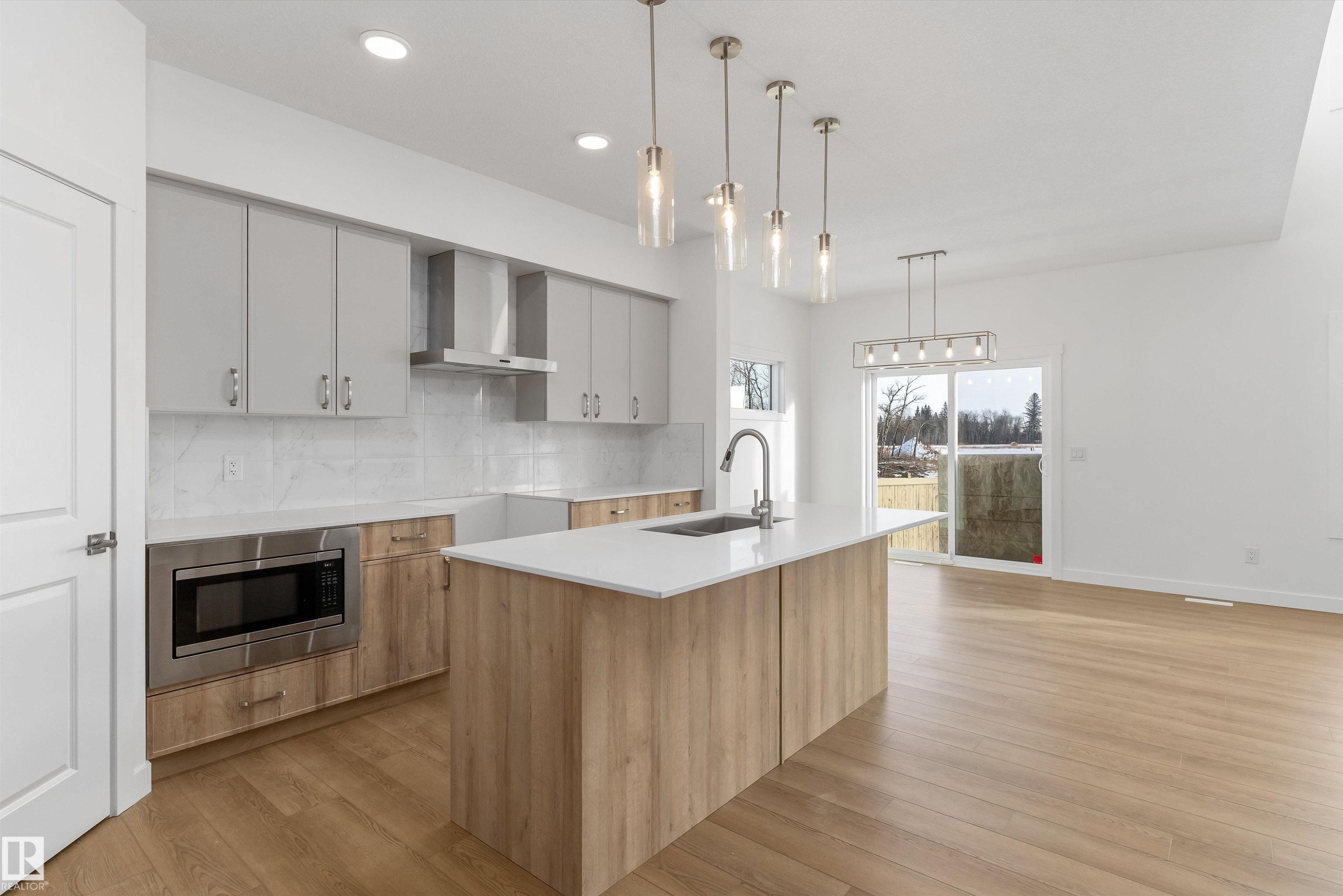 740 Astoria Way, Devon, AB - Indoor Photo Showing Kitchen With Upgraded Kitchen