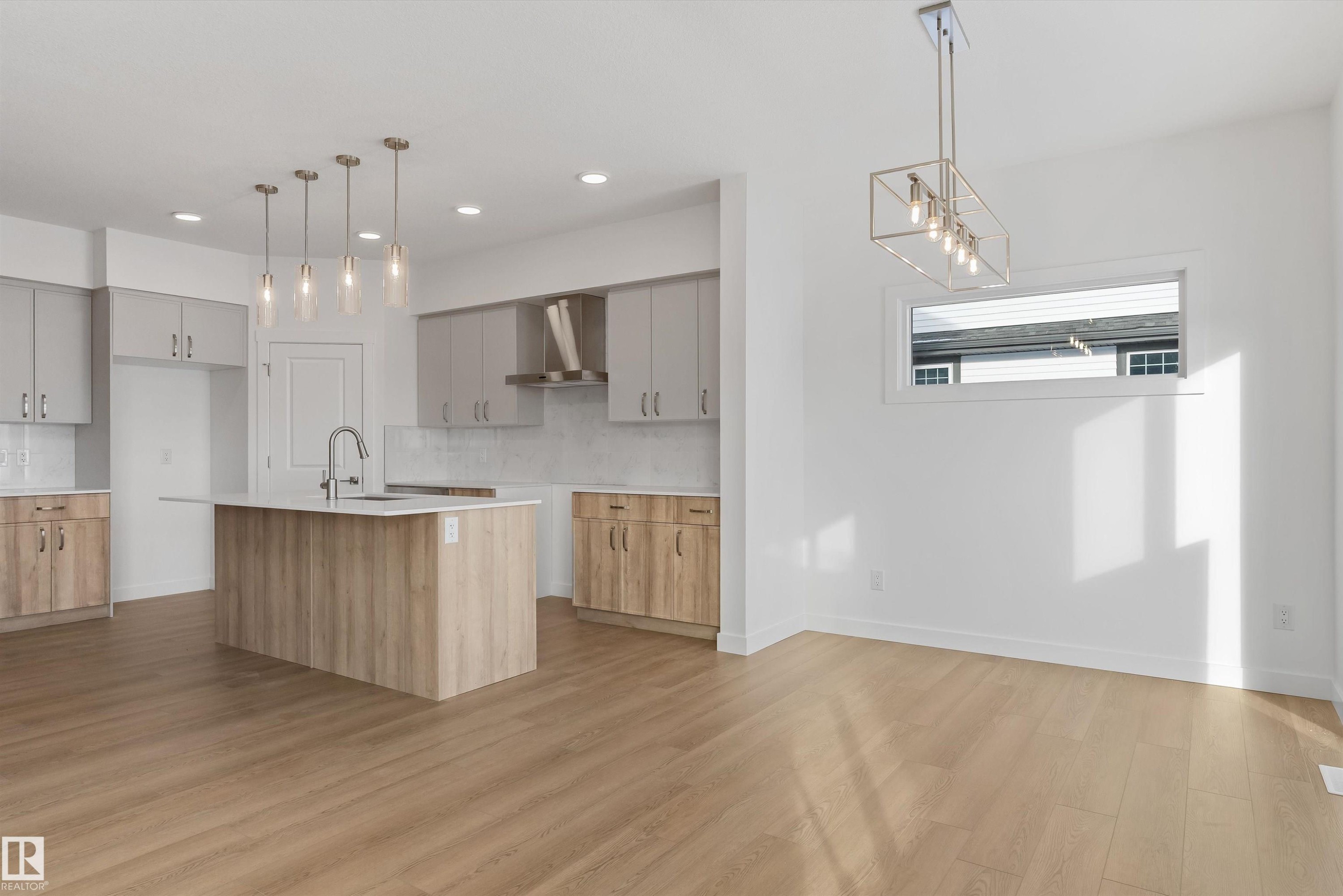 740 Astoria Way, Devon, AB - Indoor Photo Showing Kitchen With Upgraded Kitchen