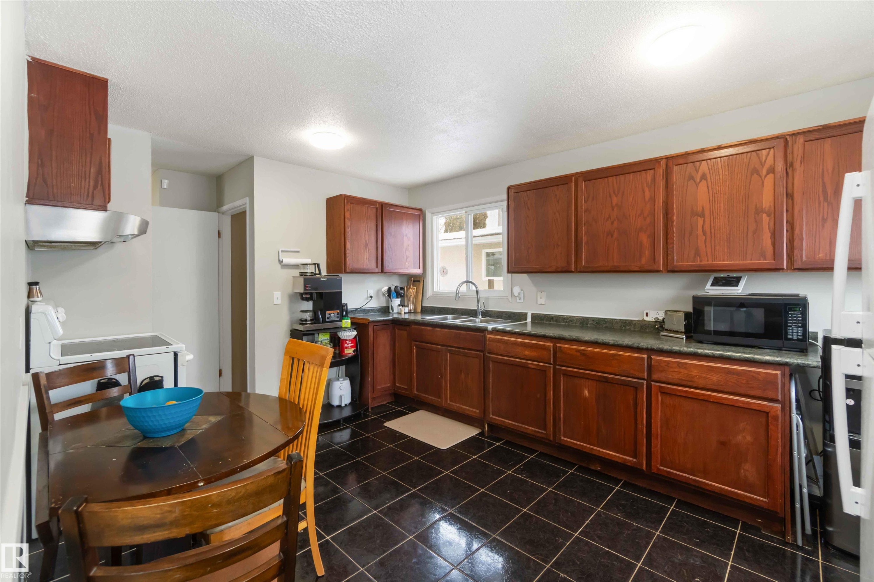 11306 32 Street, Edmonton, AB - Indoor Photo Showing Kitchen