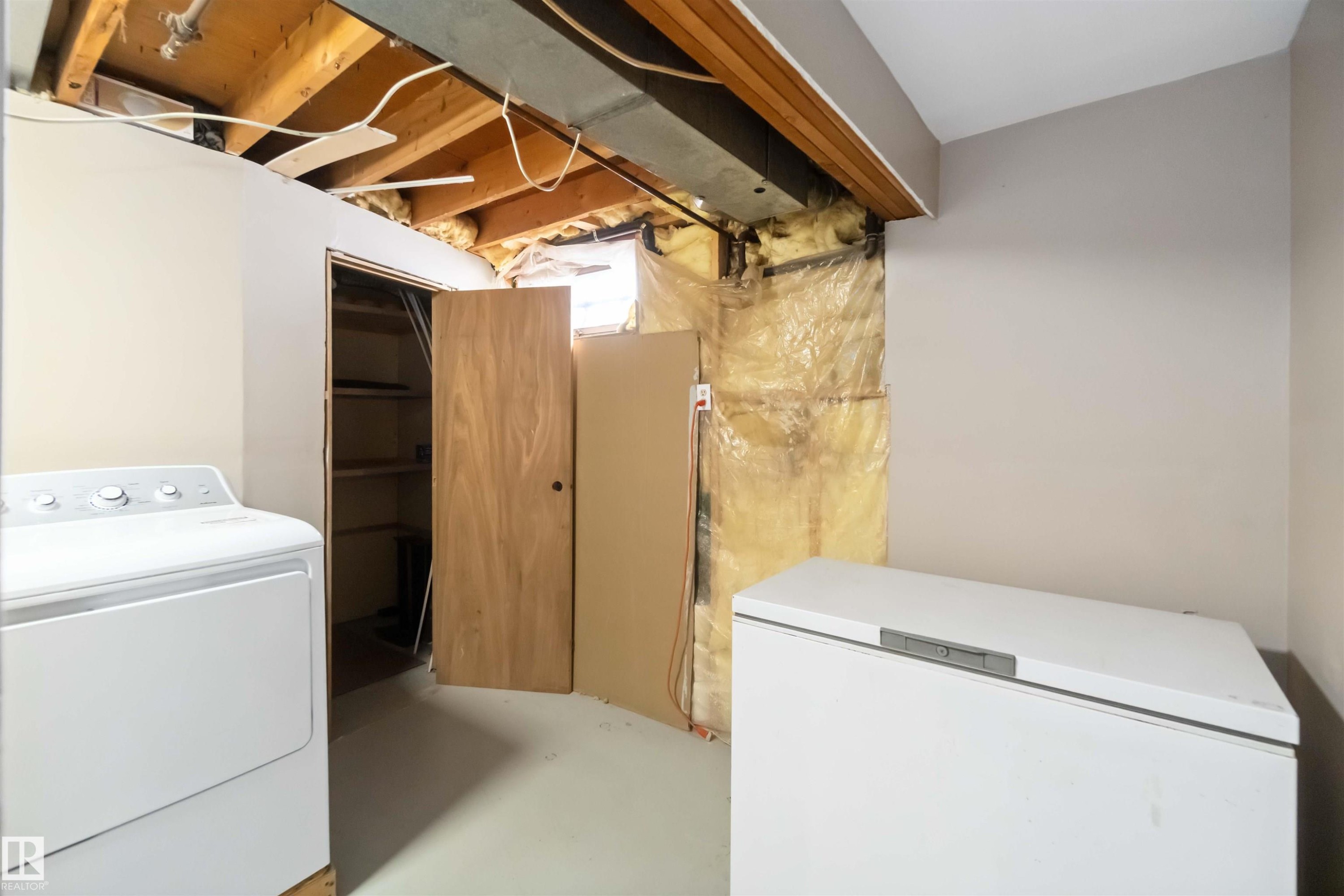 11306 32 Street, Edmonton, AB - Indoor Photo Showing Laundry Room